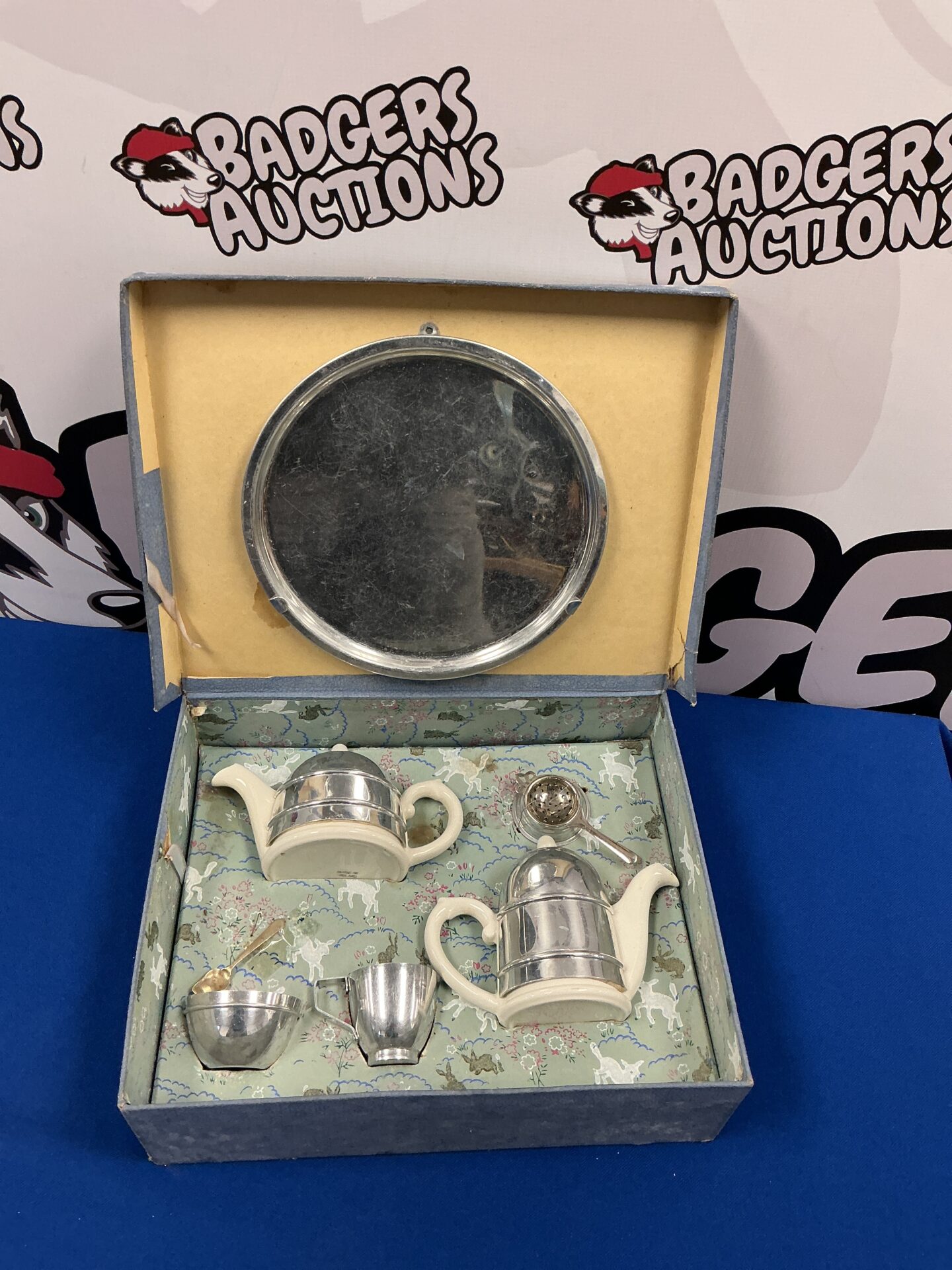 311 Vintage Kalvin KuPid tea set in presentation box