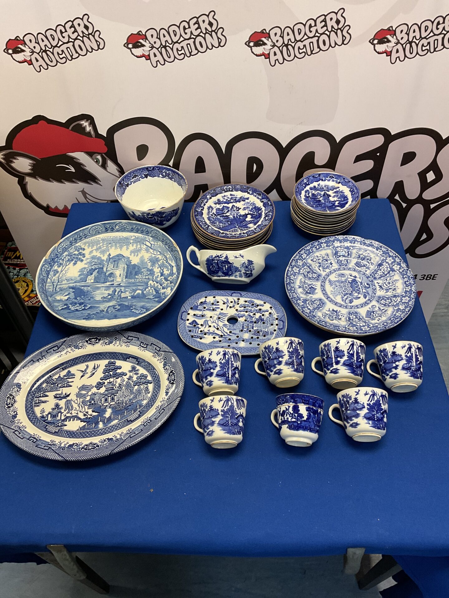 077 Collection of vintage & antique willow pattern blue & white china