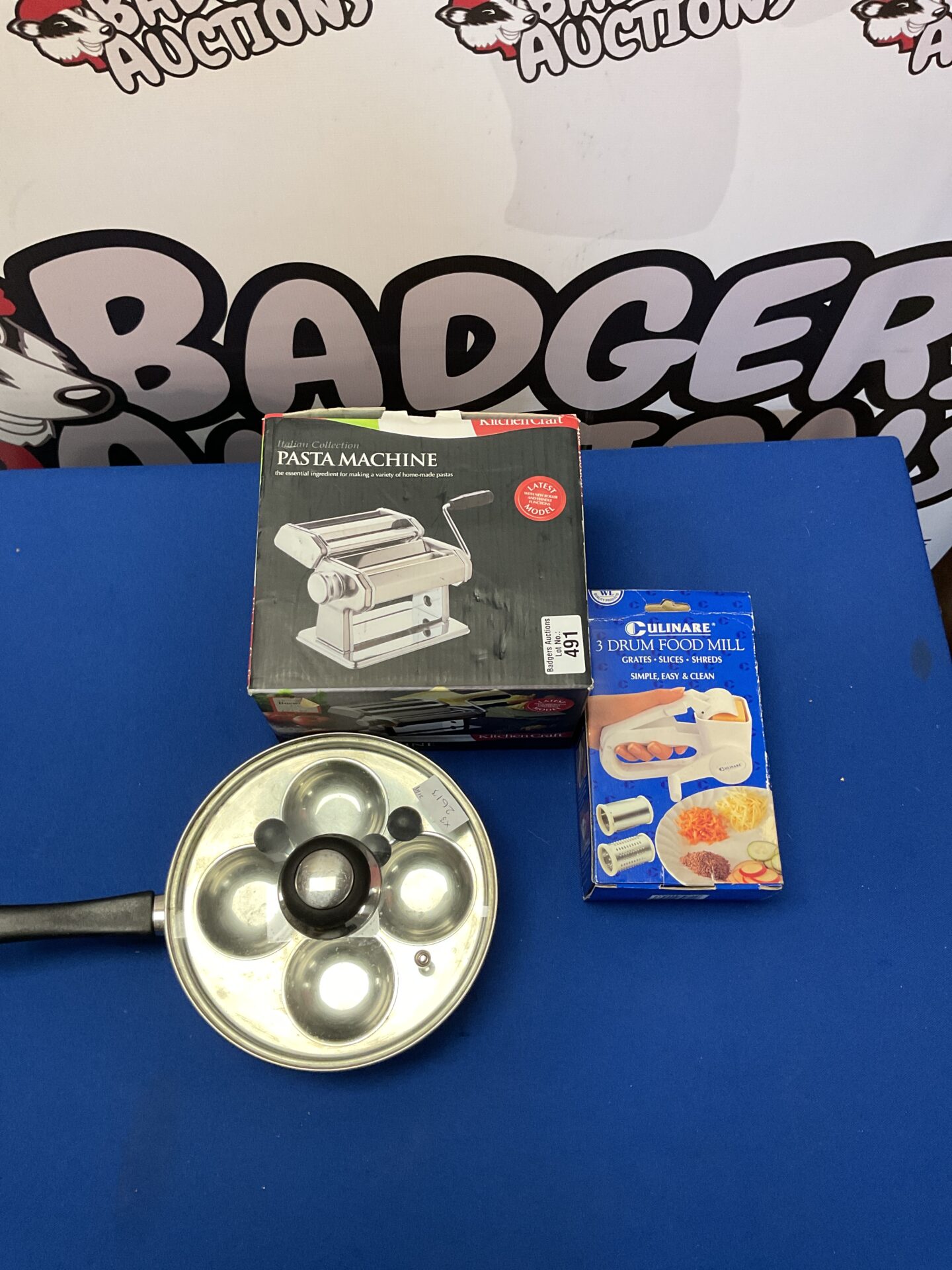 491 Kitchen set inc egg poaching, pasta machine and drum food mill