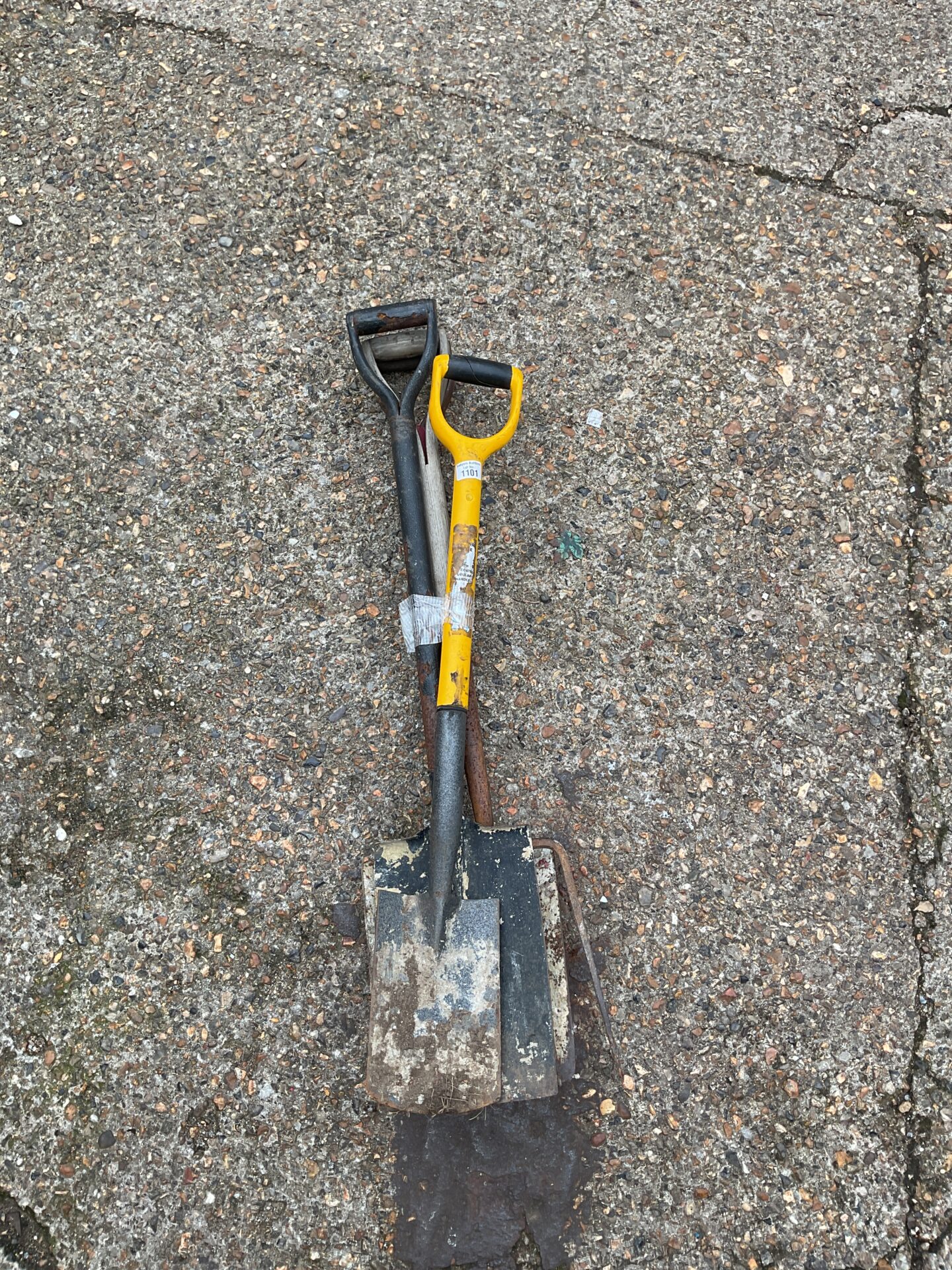 1128 Bundle of garden shovels