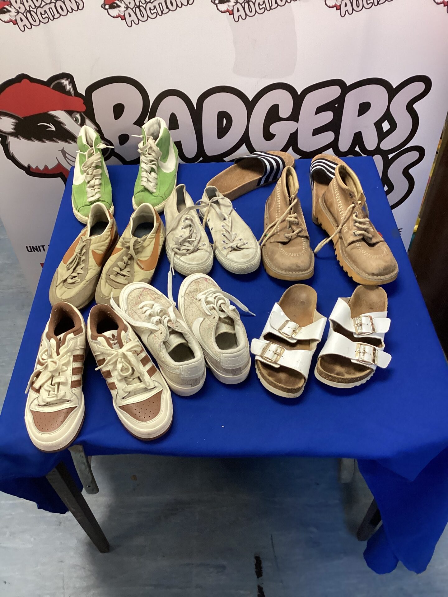 571 Bag of mixed trainers & sliders inc nike & converse