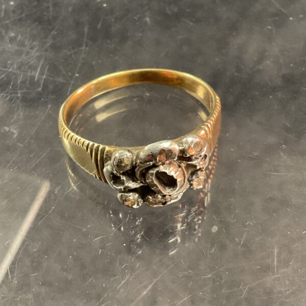 Antique 18ct gold diamond ring with a platinum setting.
