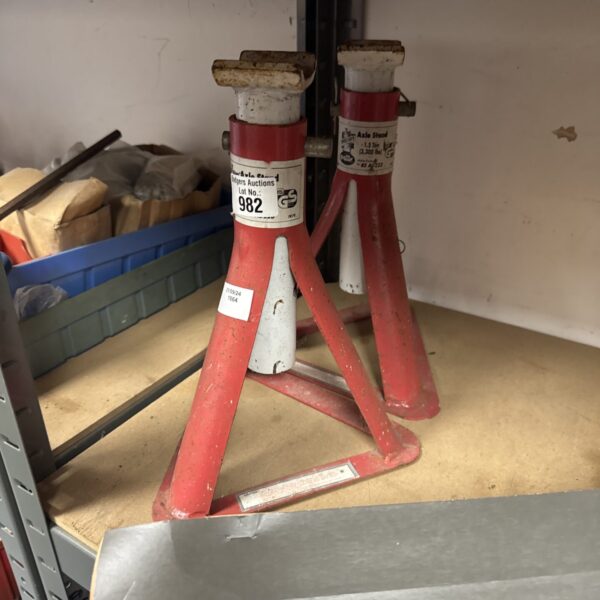 Two heavy-duty 1.5-ton axle stands for car maintenance.