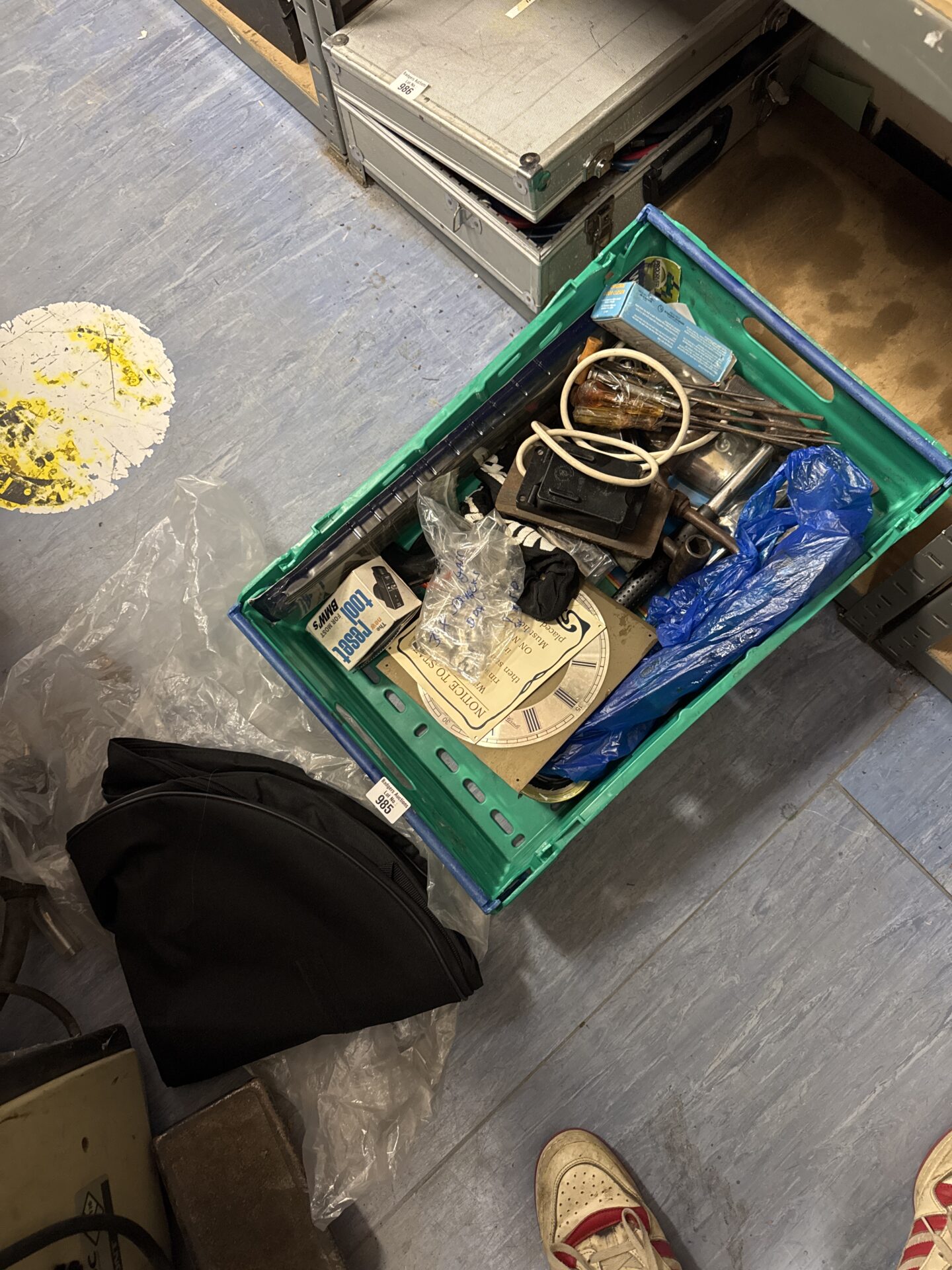 985 Selection of garage clearance items inc vintage screwdrivers & others