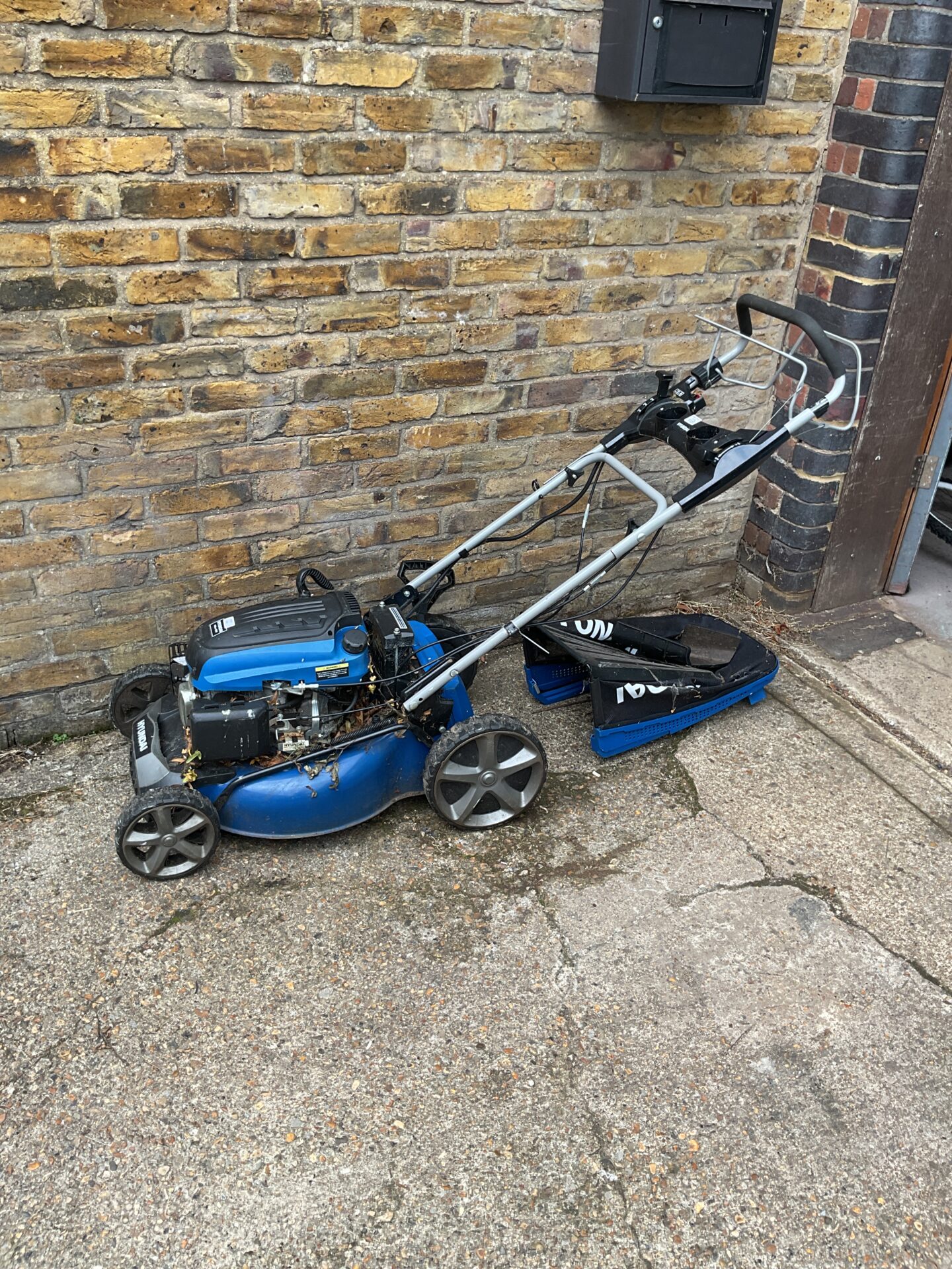 1159 Hyundai 196 cc ohv petrol lawn mower working