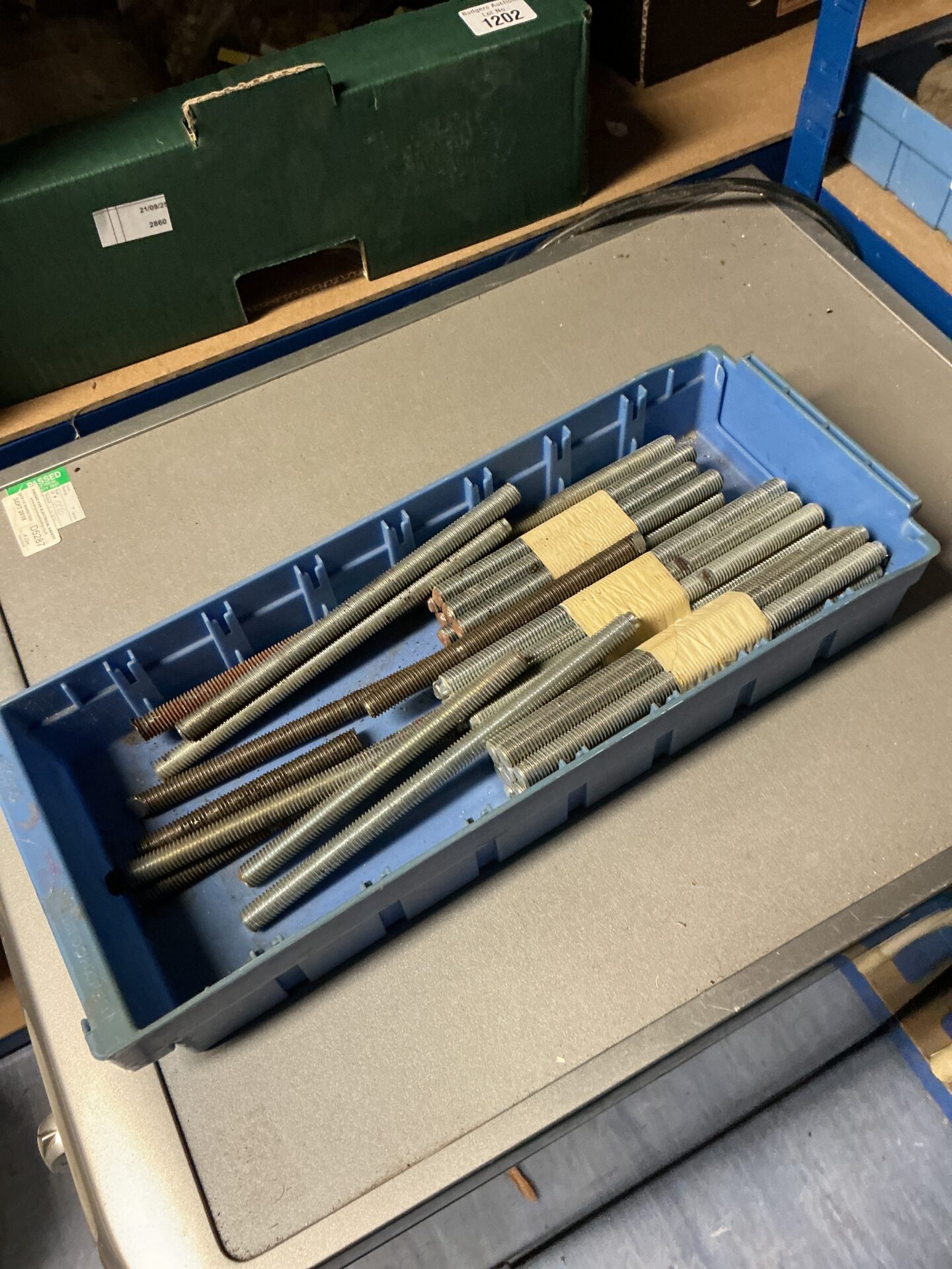 1317 Tray of short threaded bar