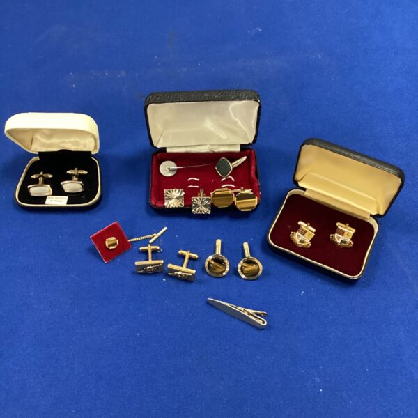 Mixed lot of vintage cufflinks in presentation boxes.