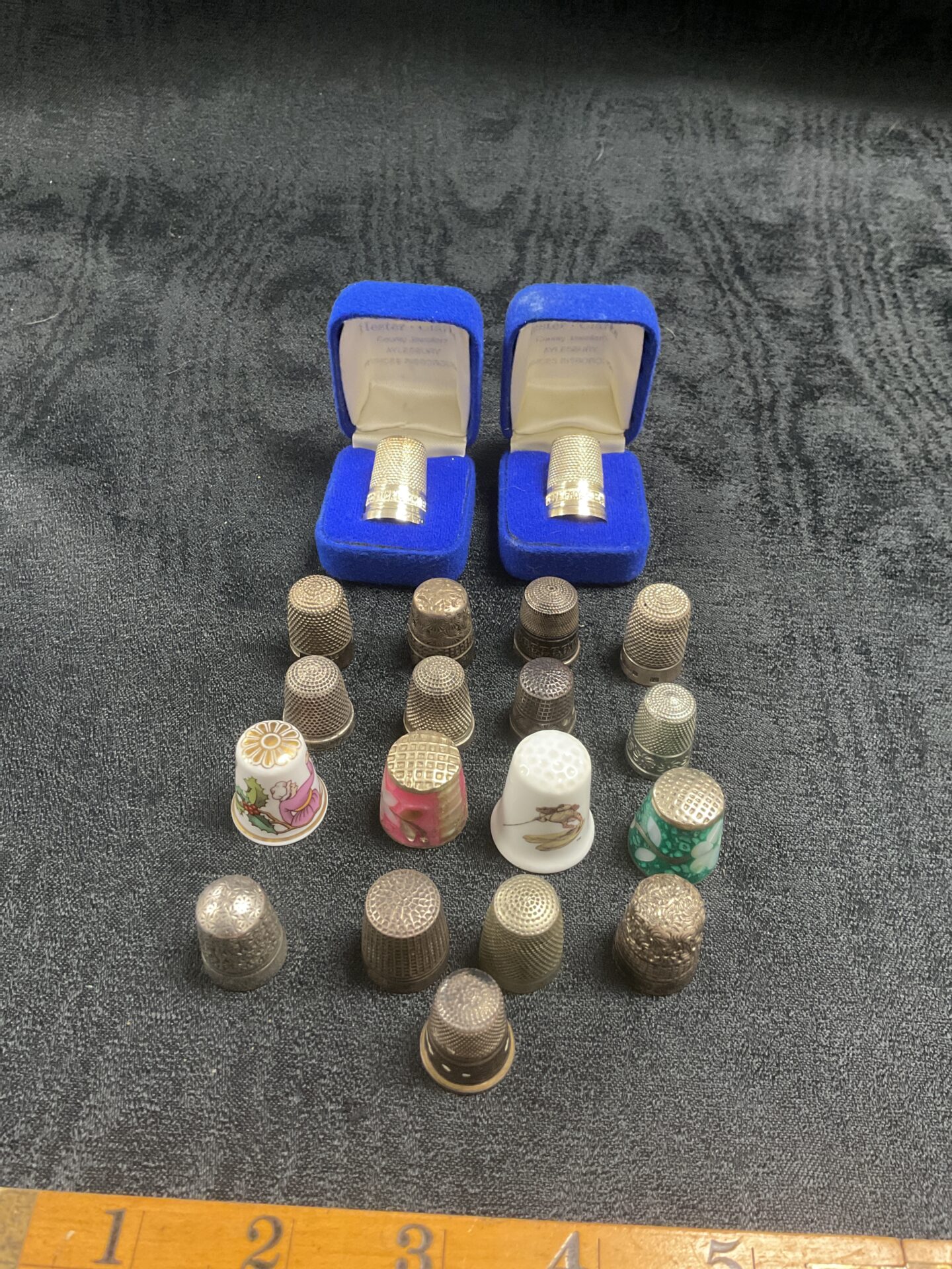 833 collection of thimbles inc eight hallmarked silver 37g