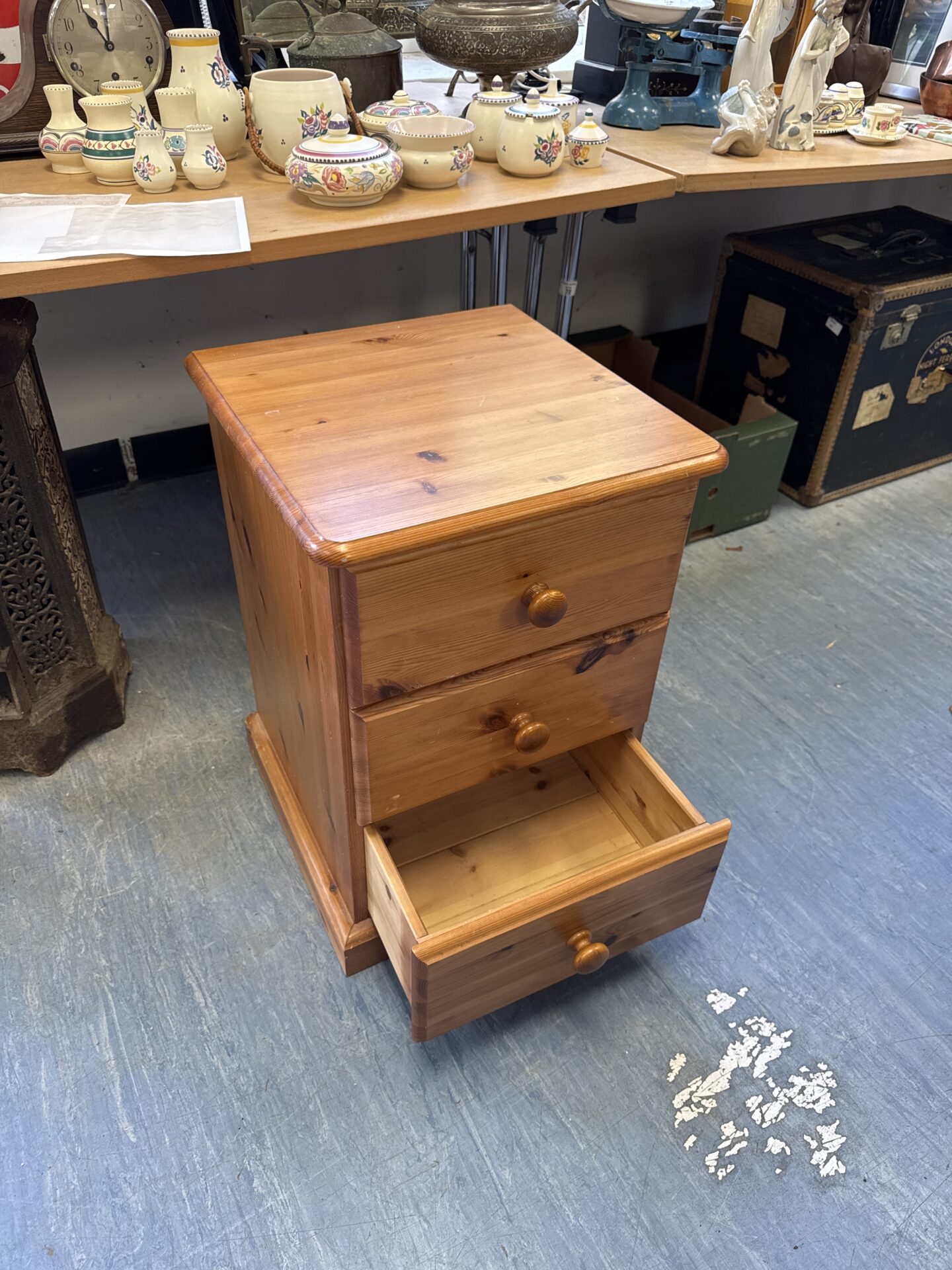 718 Pine three drawer bedroom cabinet