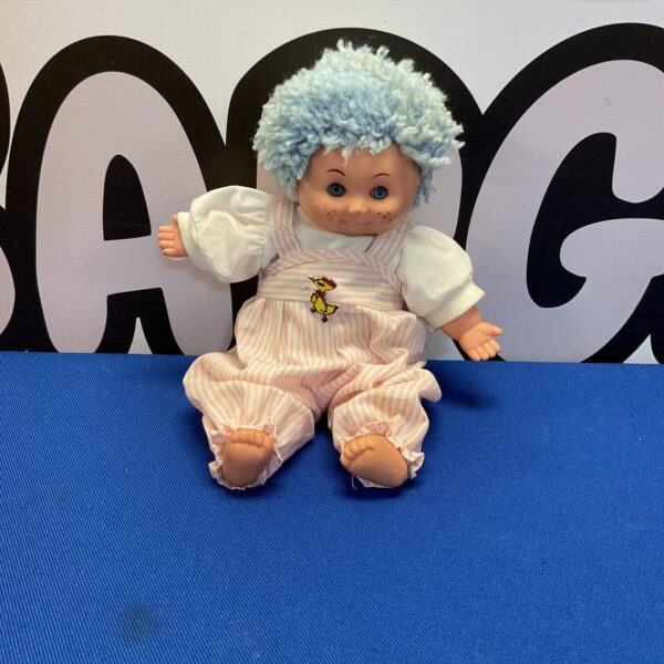 Front view of a vintage Cabbage Patch doll with yarn hair.