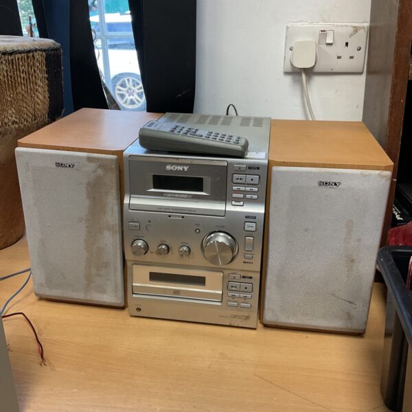 Sony CMT-CP100 micro HiFi system with remote control.
