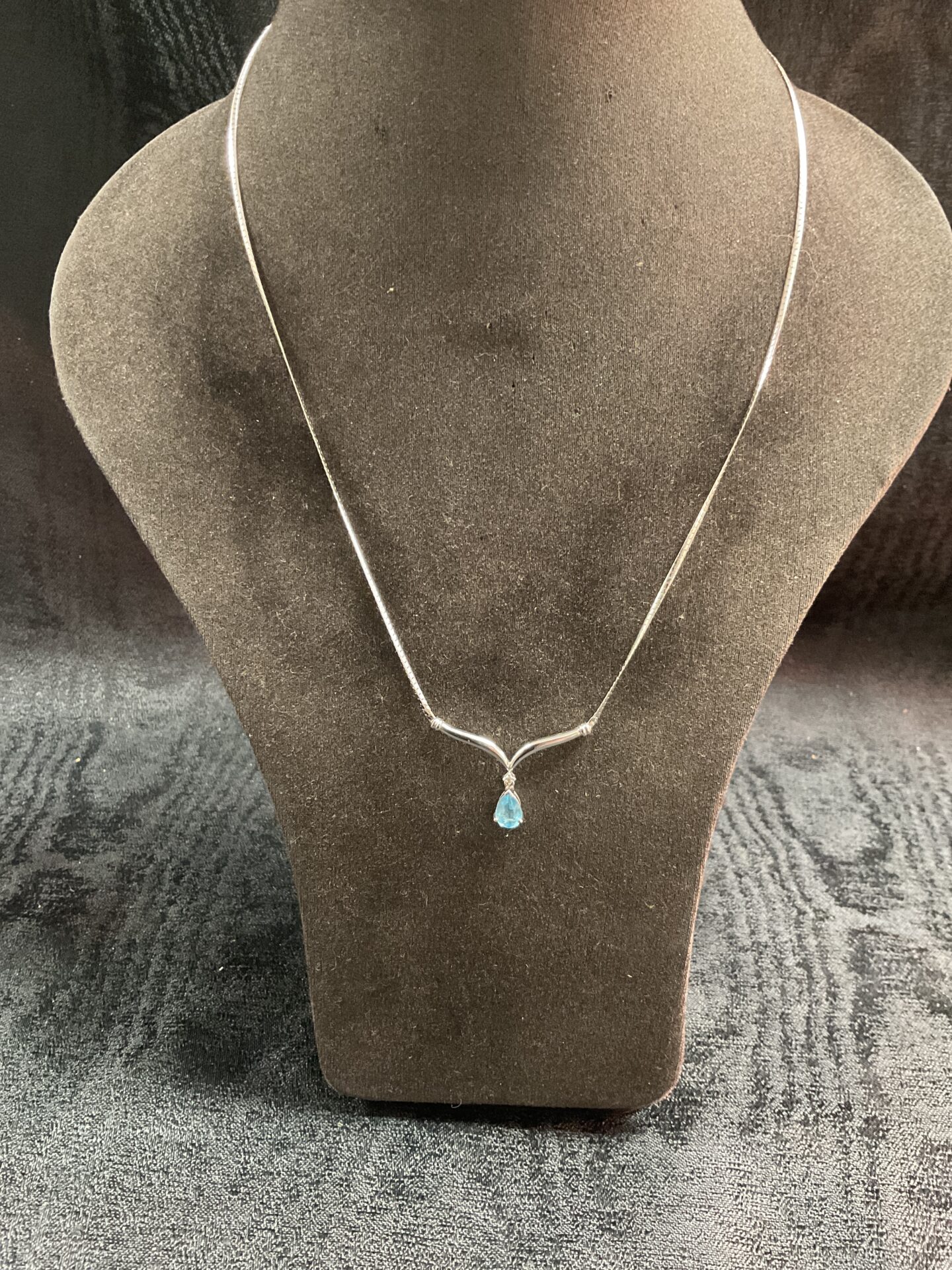 886 9ct White Gold Pear Shaped Blue Topaz and Diamond pendant 3.1g gross