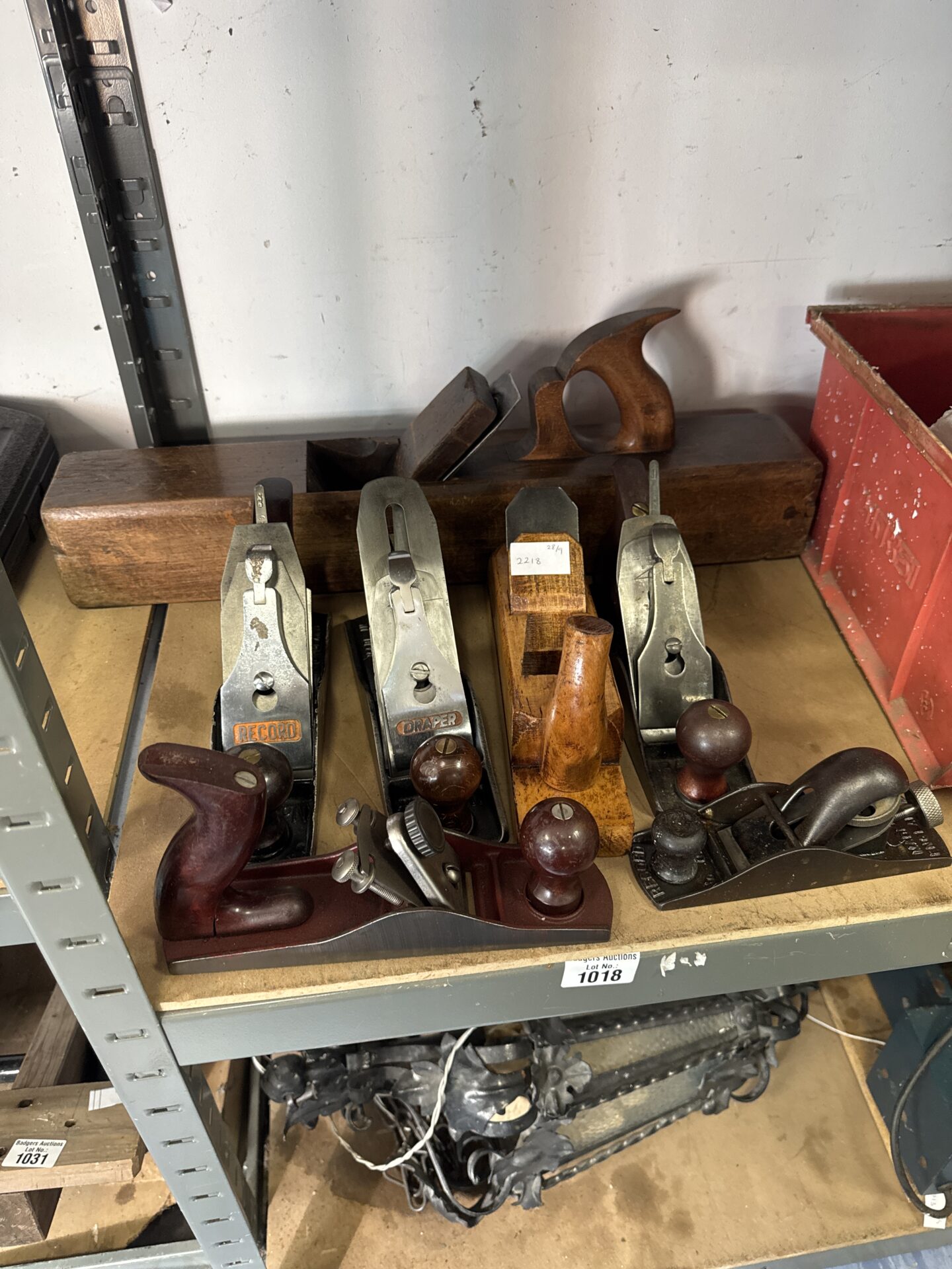 1018 Quantity of wood planes inc record & draper