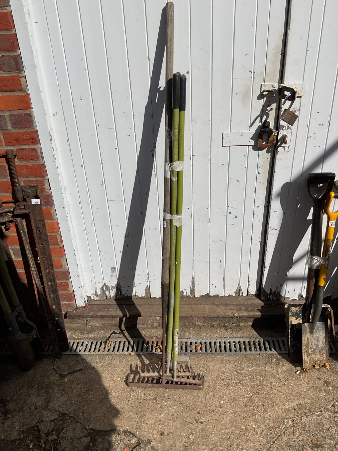 1132 Bundle of garden rakes