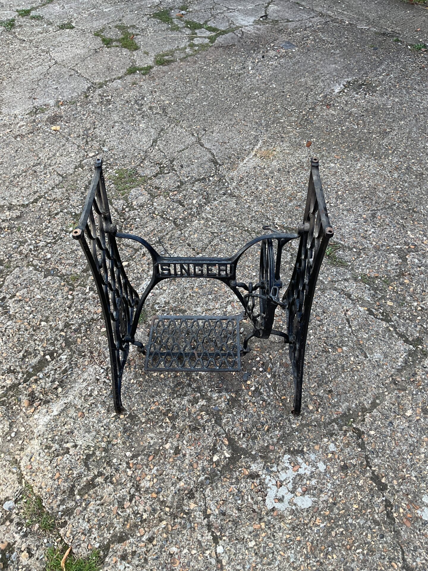 1158 Vintage cast iron singer sewing machine treadle base