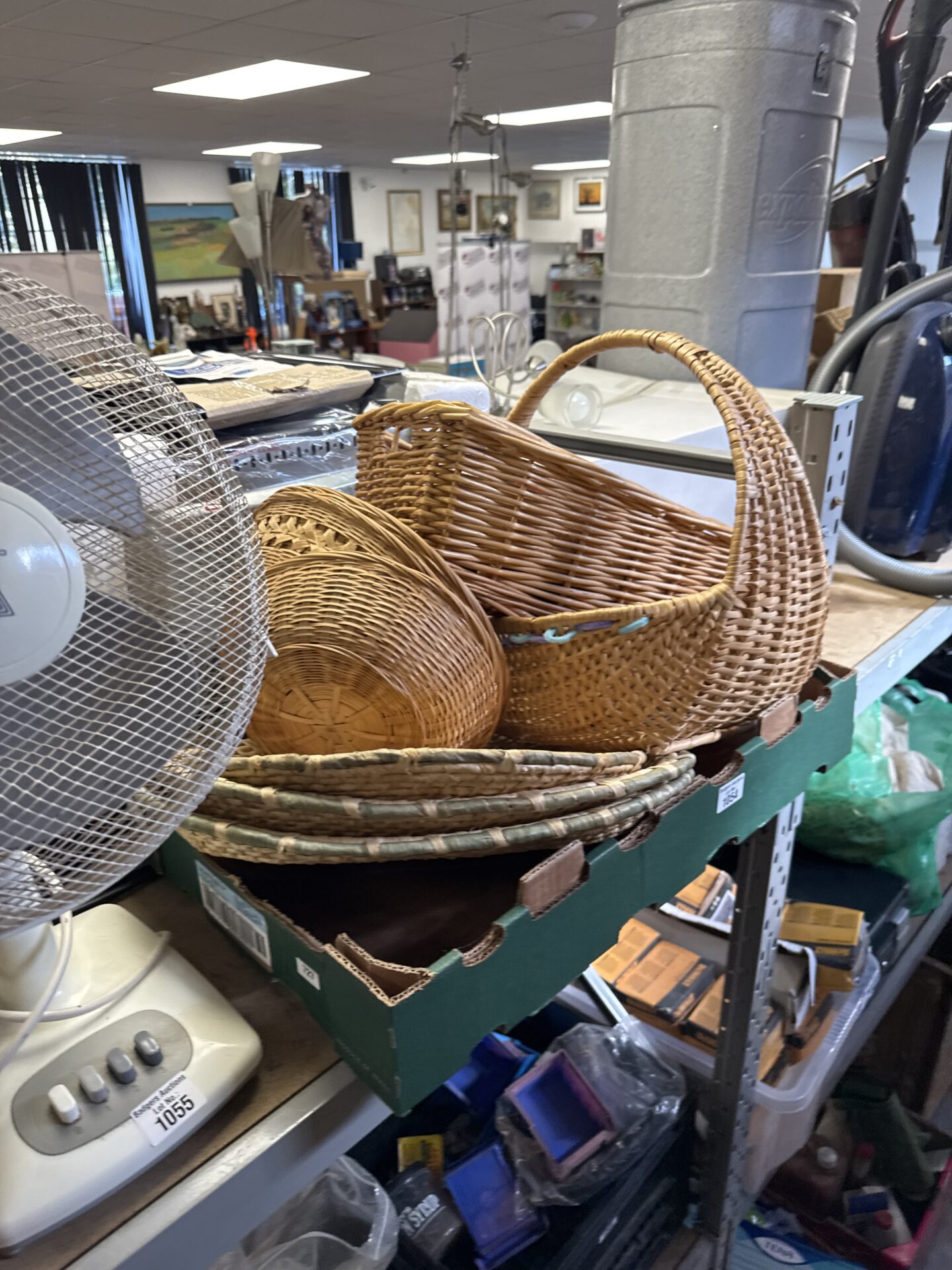1054 Tray of assorted wicker baskets