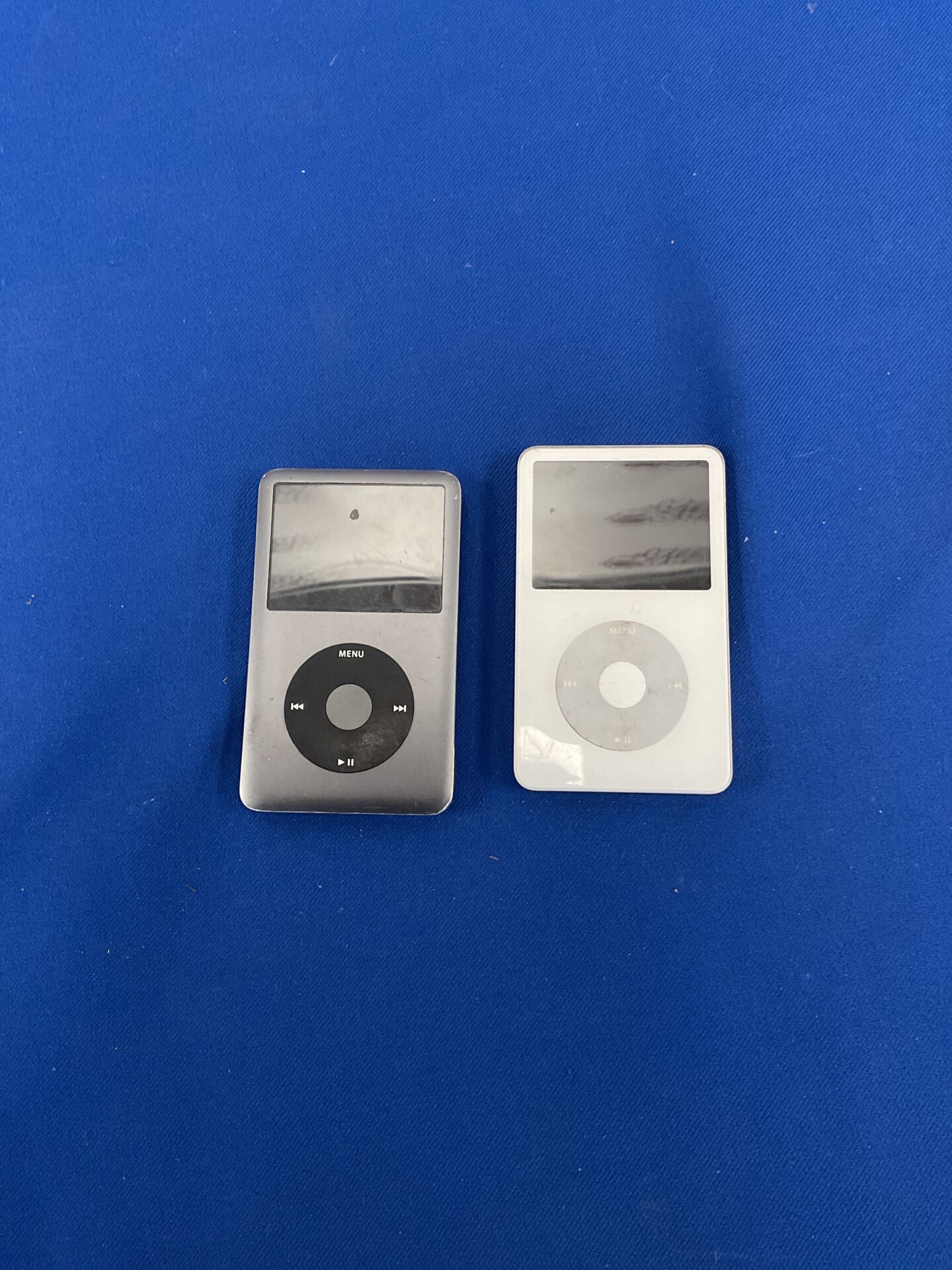 186 2 Apple iPod classics, 160GB and 30GB