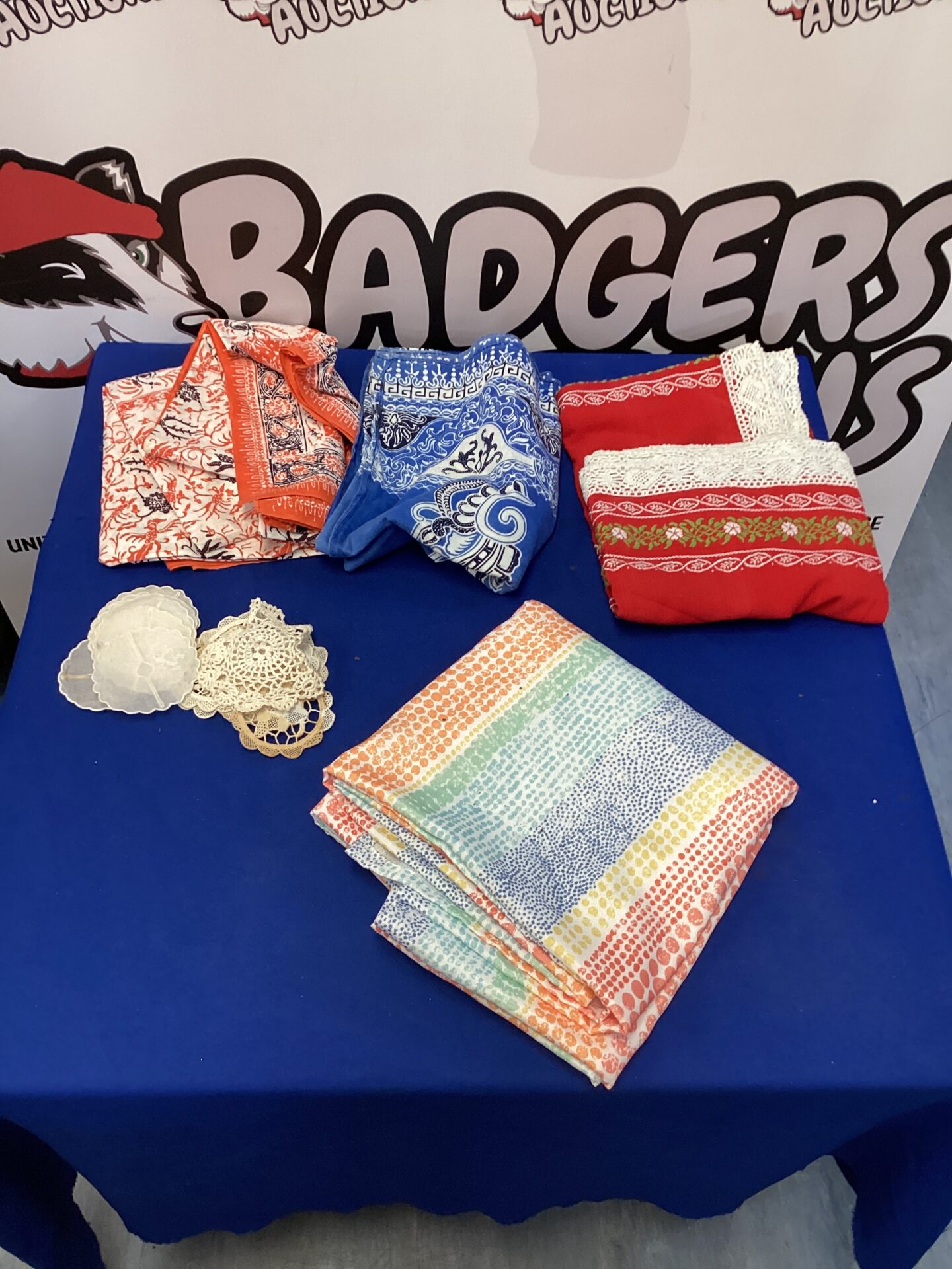 572 Bag of table cloths & linen drink coasters
