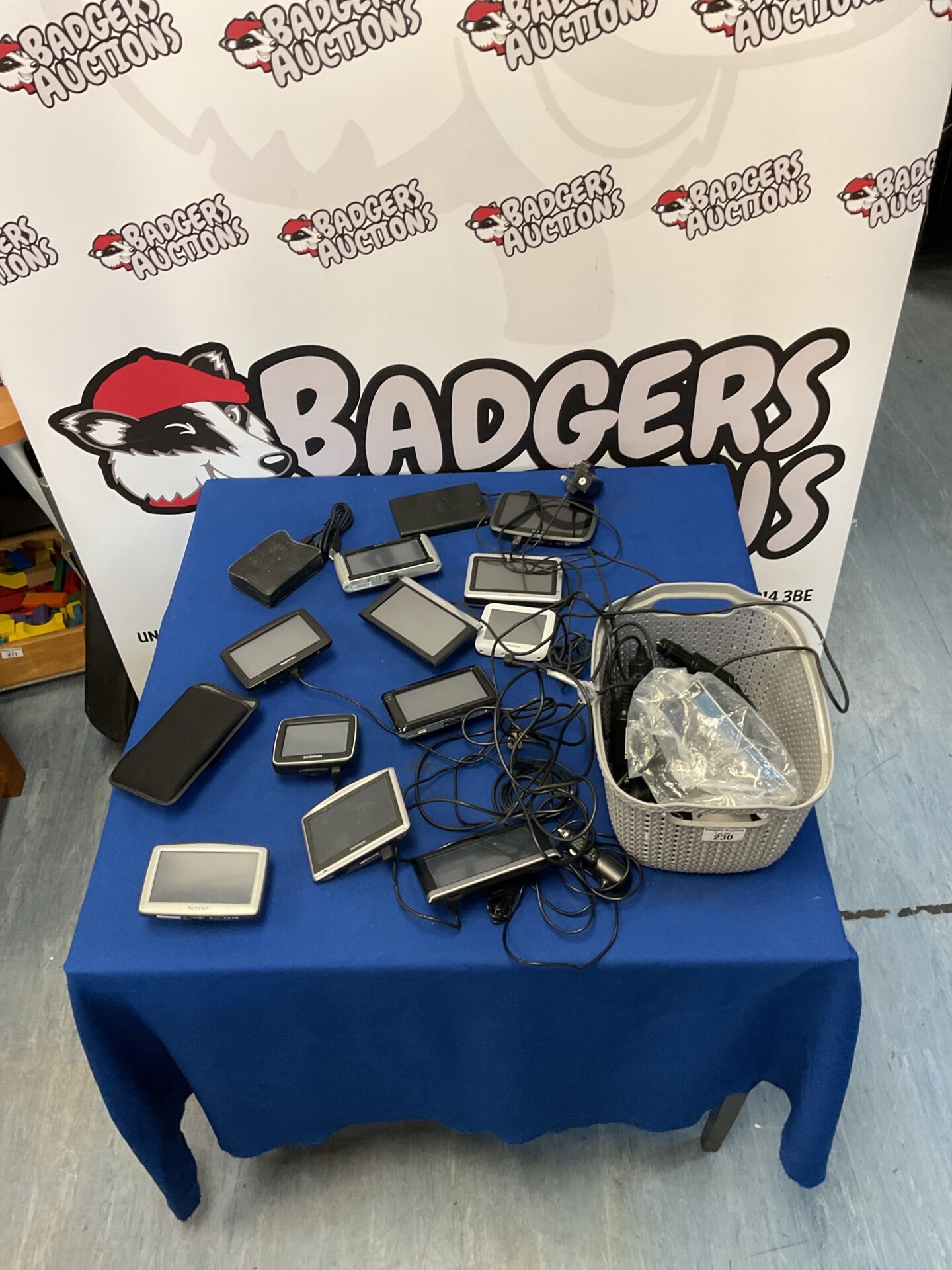 230 Lot of mixed sat-navs