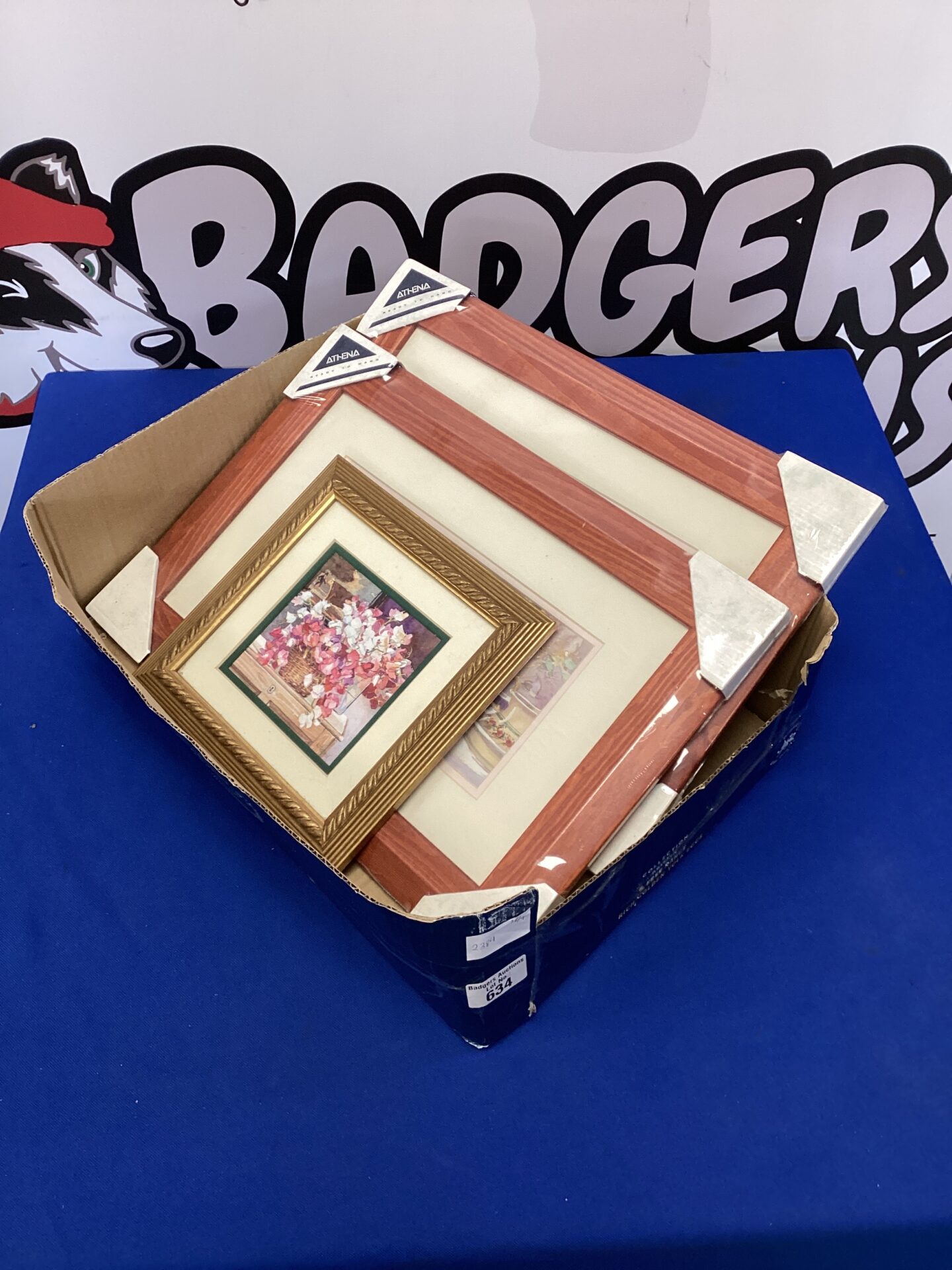 634 Two new picture frames with gilt style picture frame