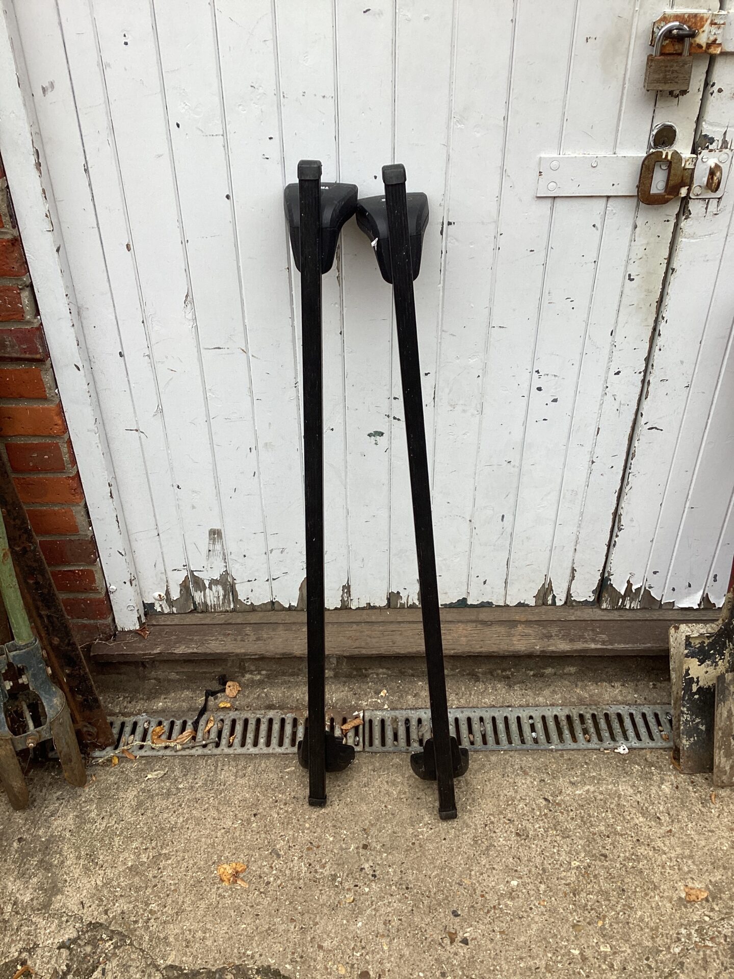 1300 Set of Thule car roof bars