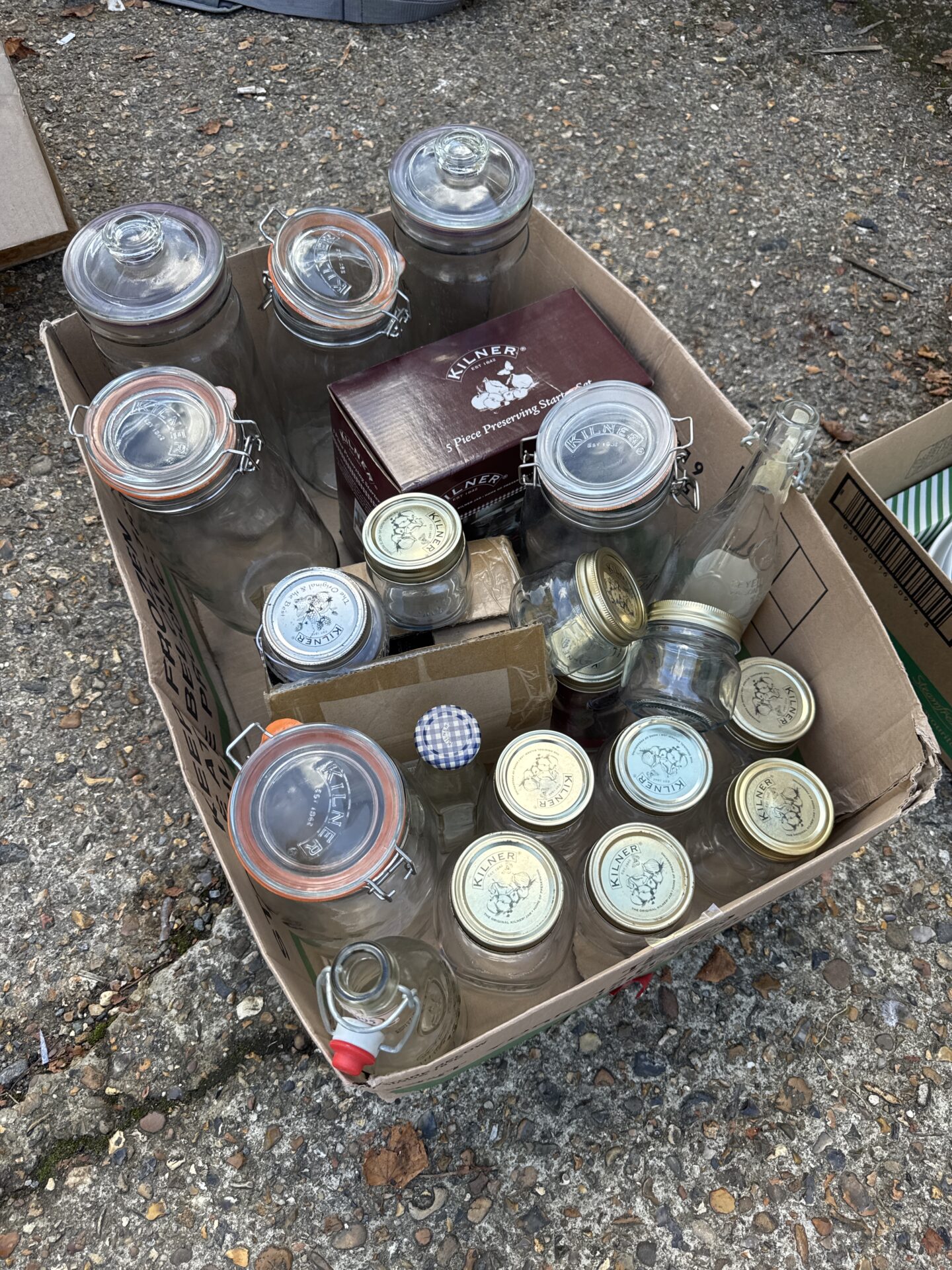 339 Large box of assorted Kilner items