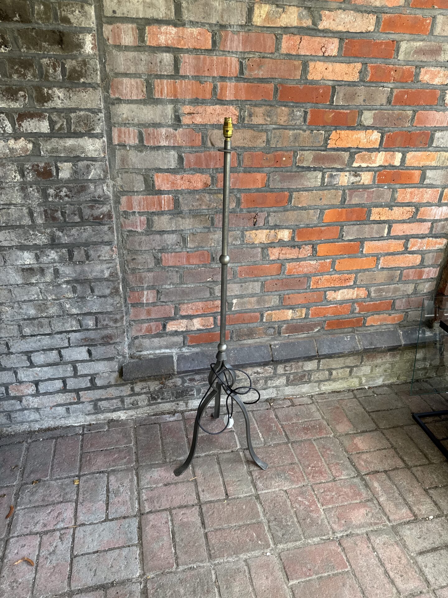 252 Metal floor standing lamp