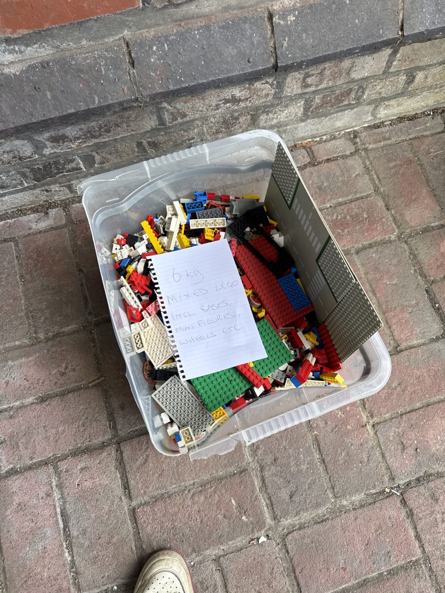 424 Approx six kilos of mixed LEGO bricks inc bases, minifigures & others