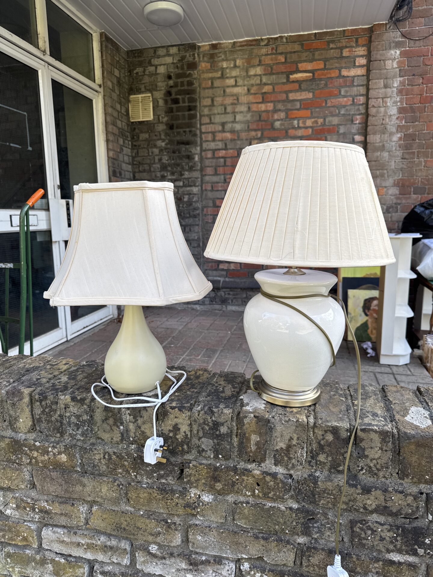524 Two table lamps with shades
