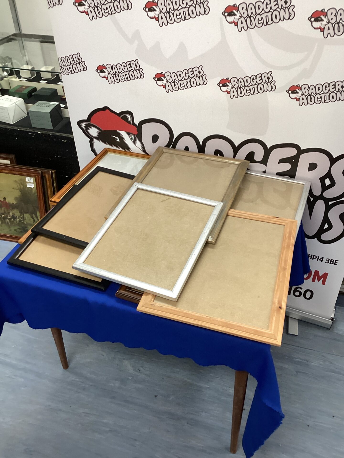 374 Quantity of picture Frames