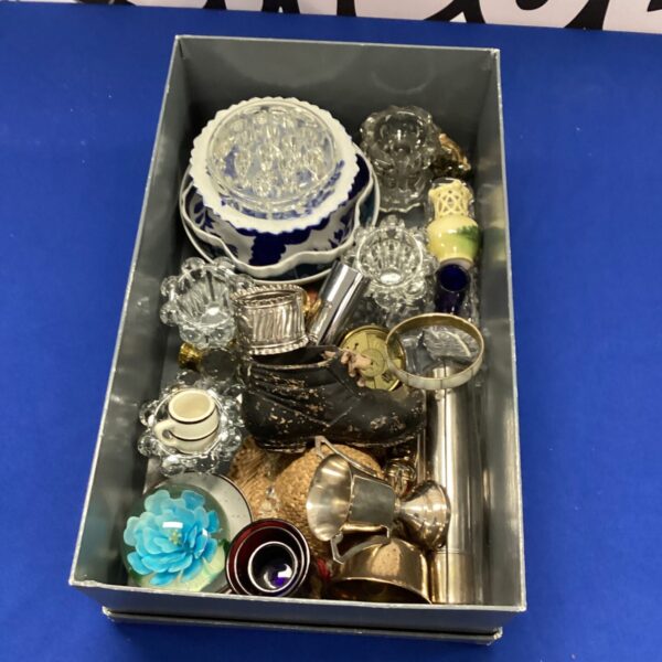 Mixed lot of vintage collectibles and decorative items.