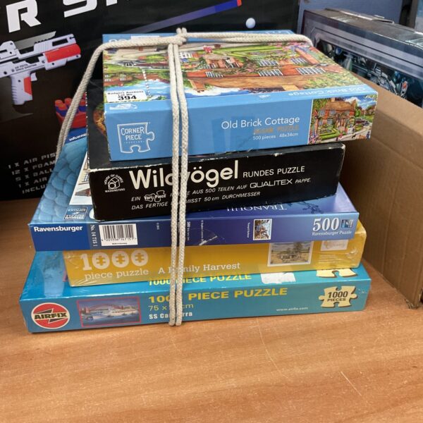 Mixed lot of vintage jigsaw puzzles including a Ravensburger corner piece.
