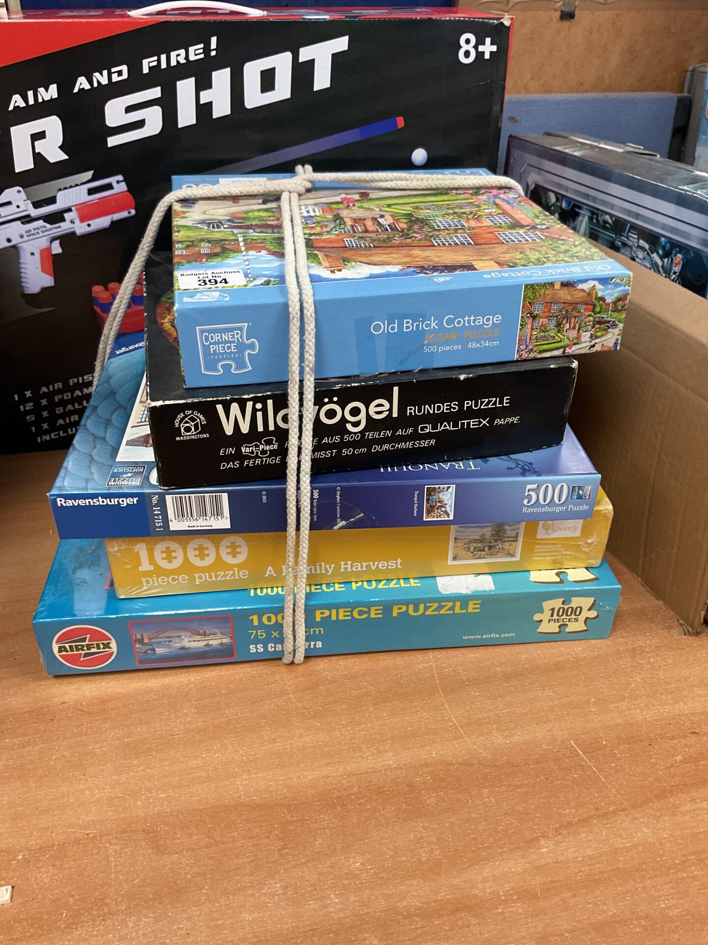 379 Bundle of mixed puzzes inc corner piece