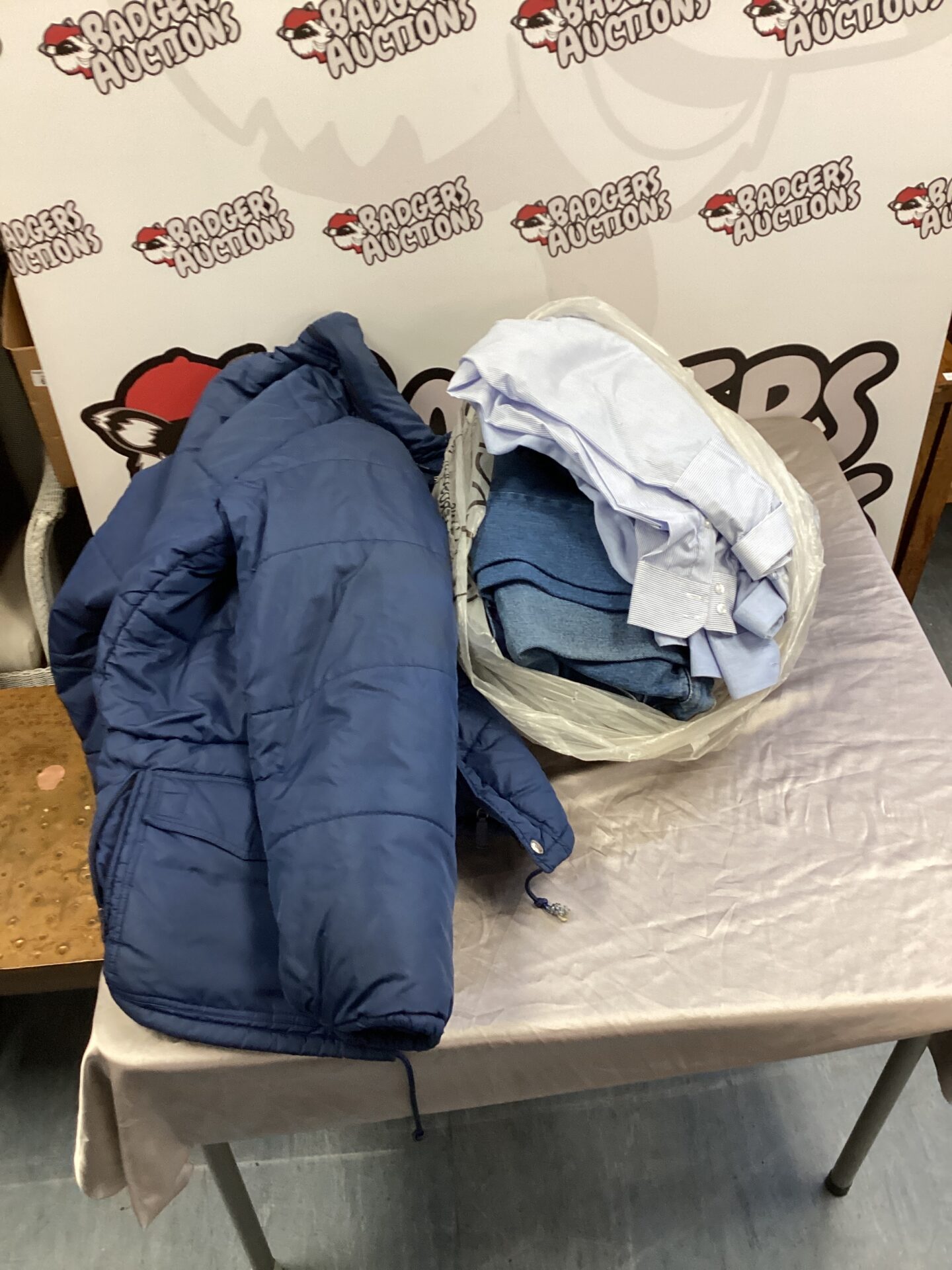 532 Bag of mixed mens clothing inc hepworth jacket, jeans & shirts
