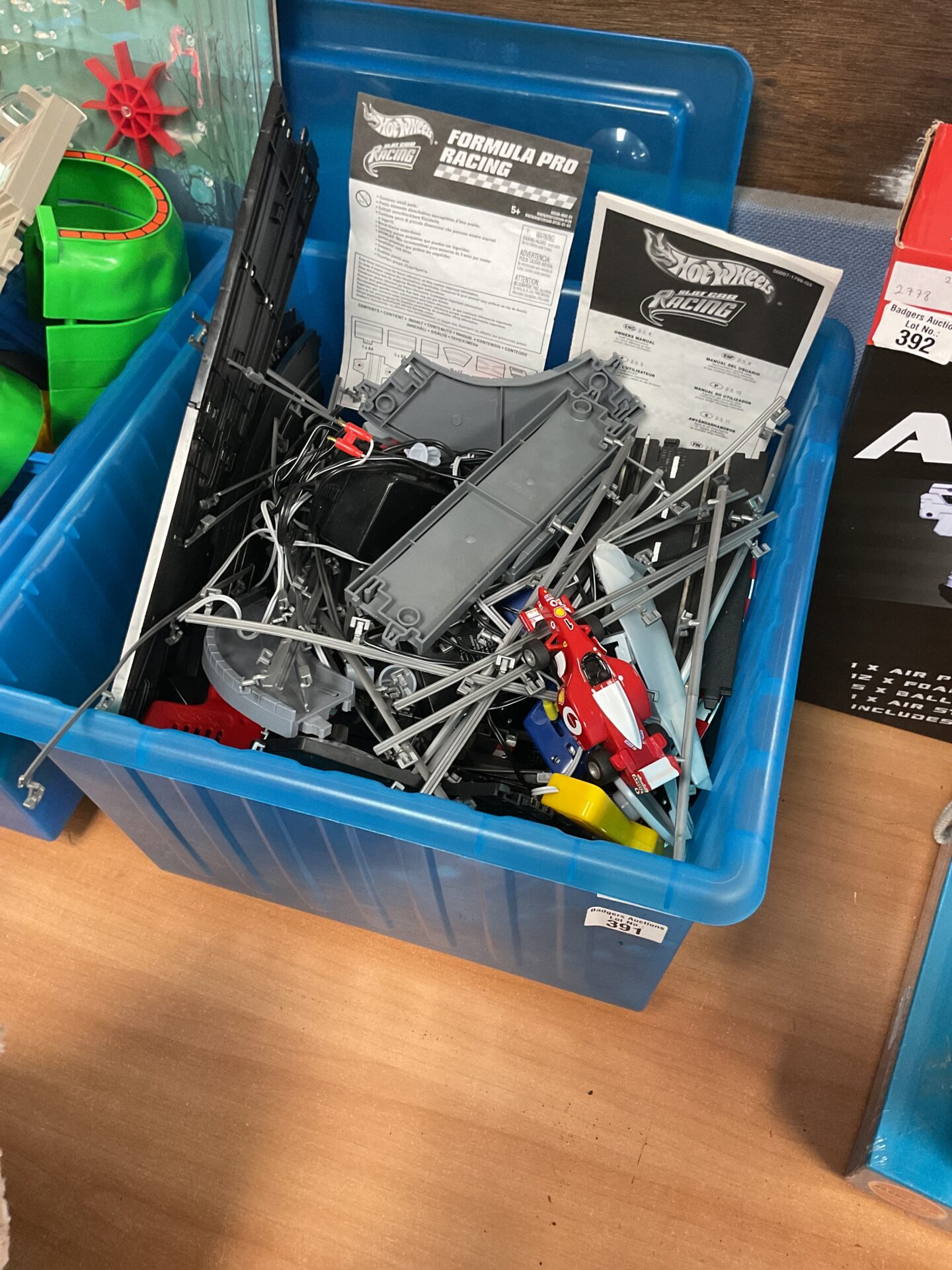 335 Box containing hotwheels forumla pro racing track sets and vehicles
