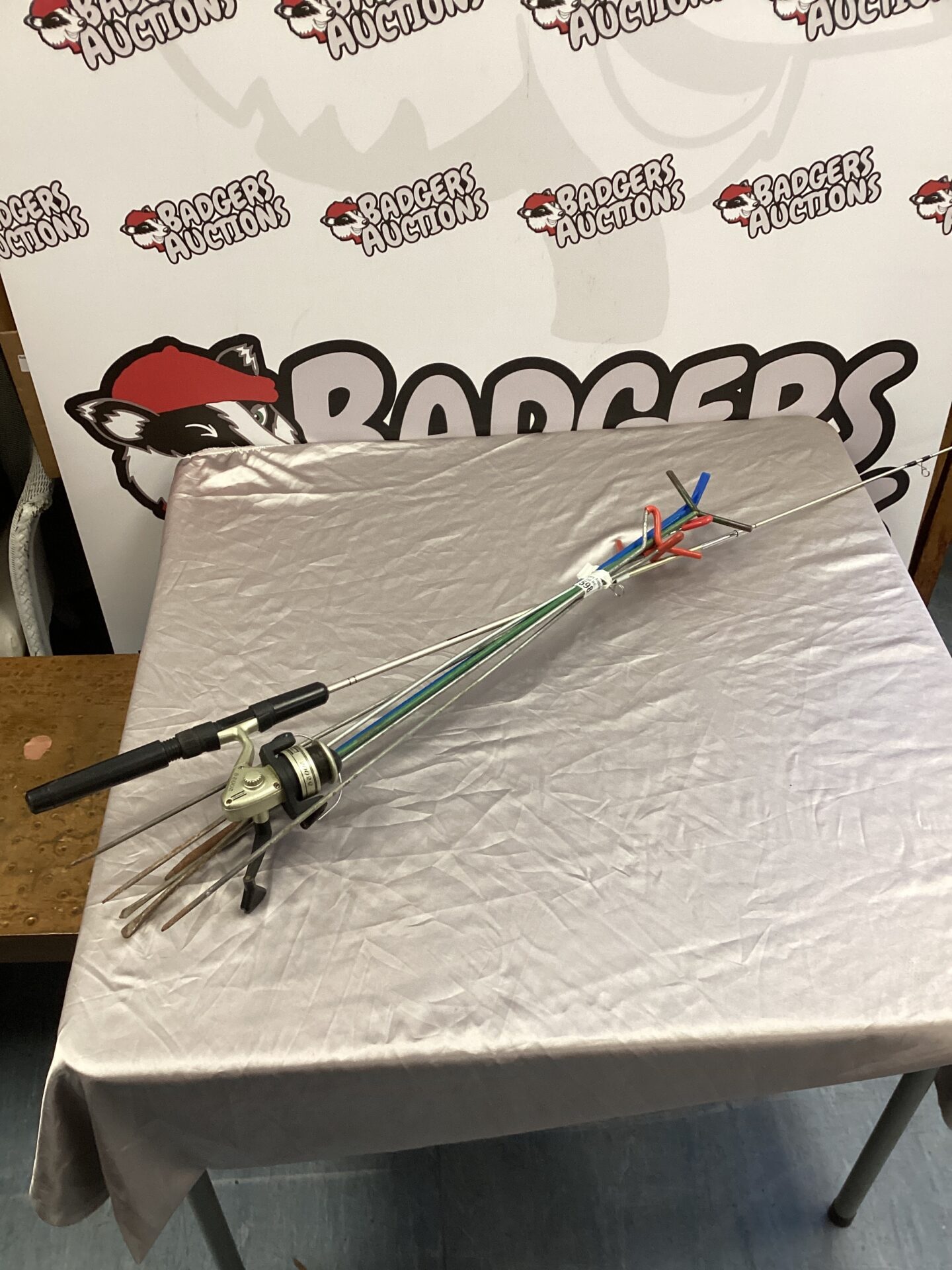 598 Fishing reel with rod rests