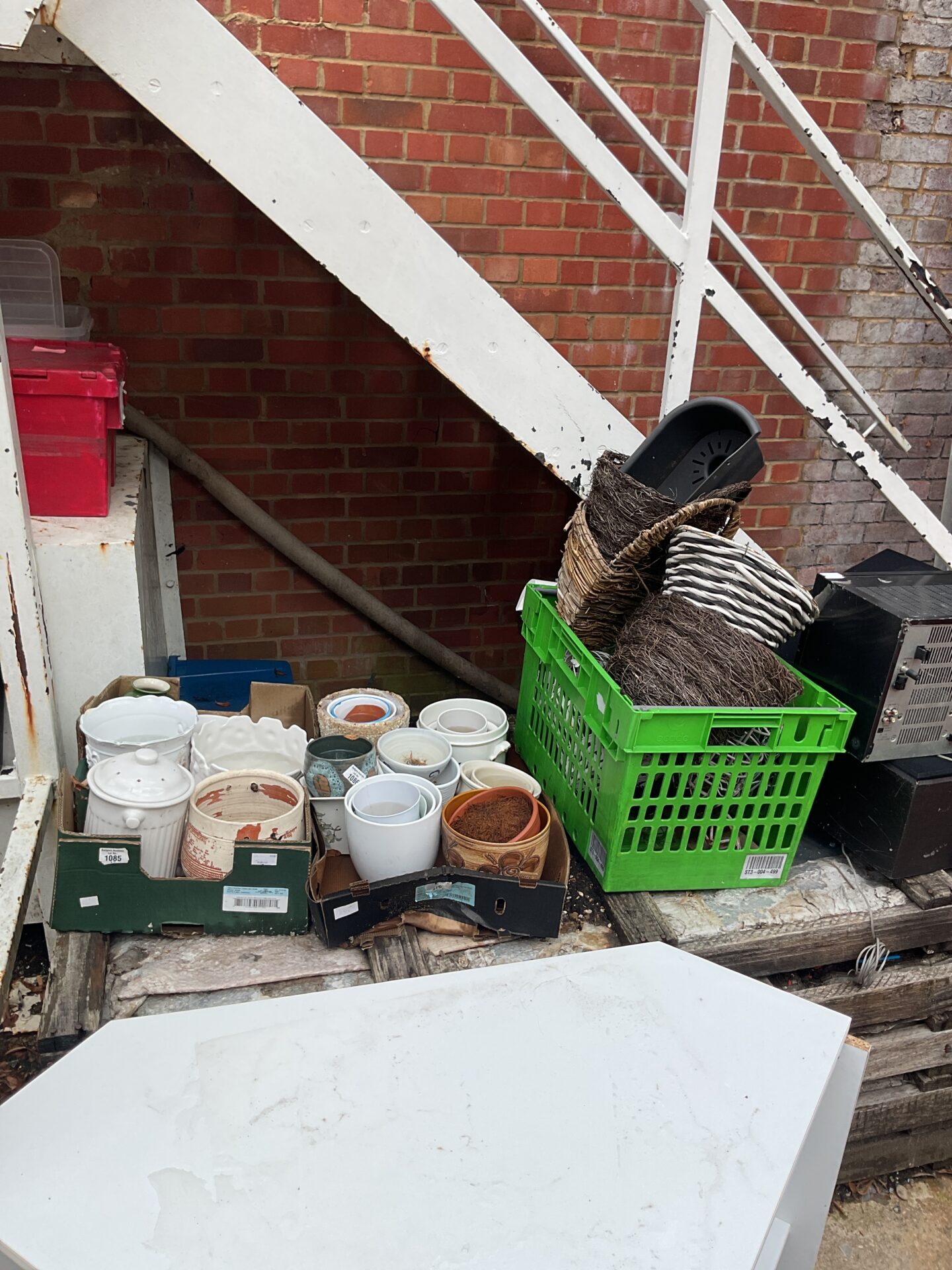 1157 Large quantity of garden pots and planters