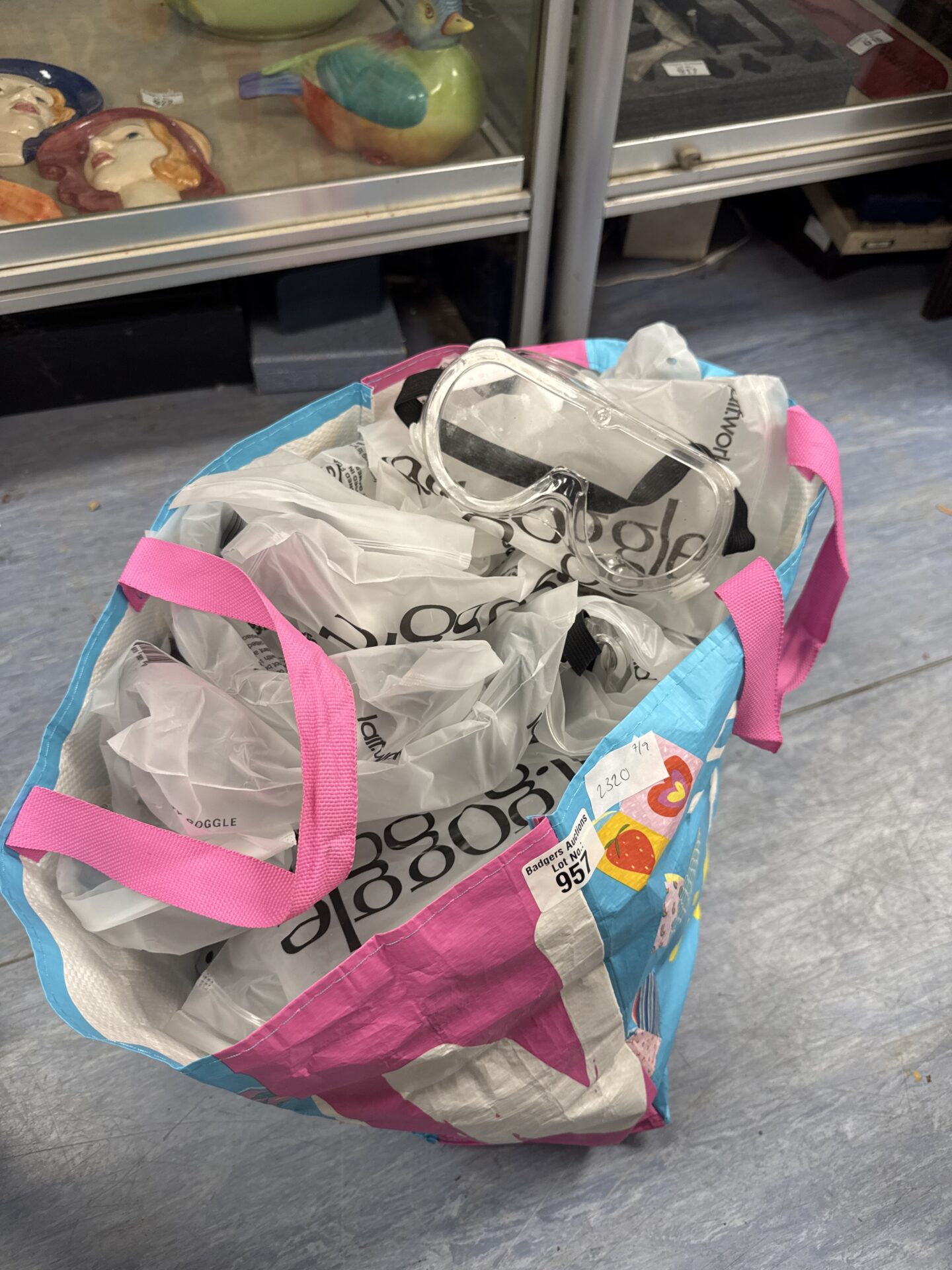 957 Bag of new laif safety goggles