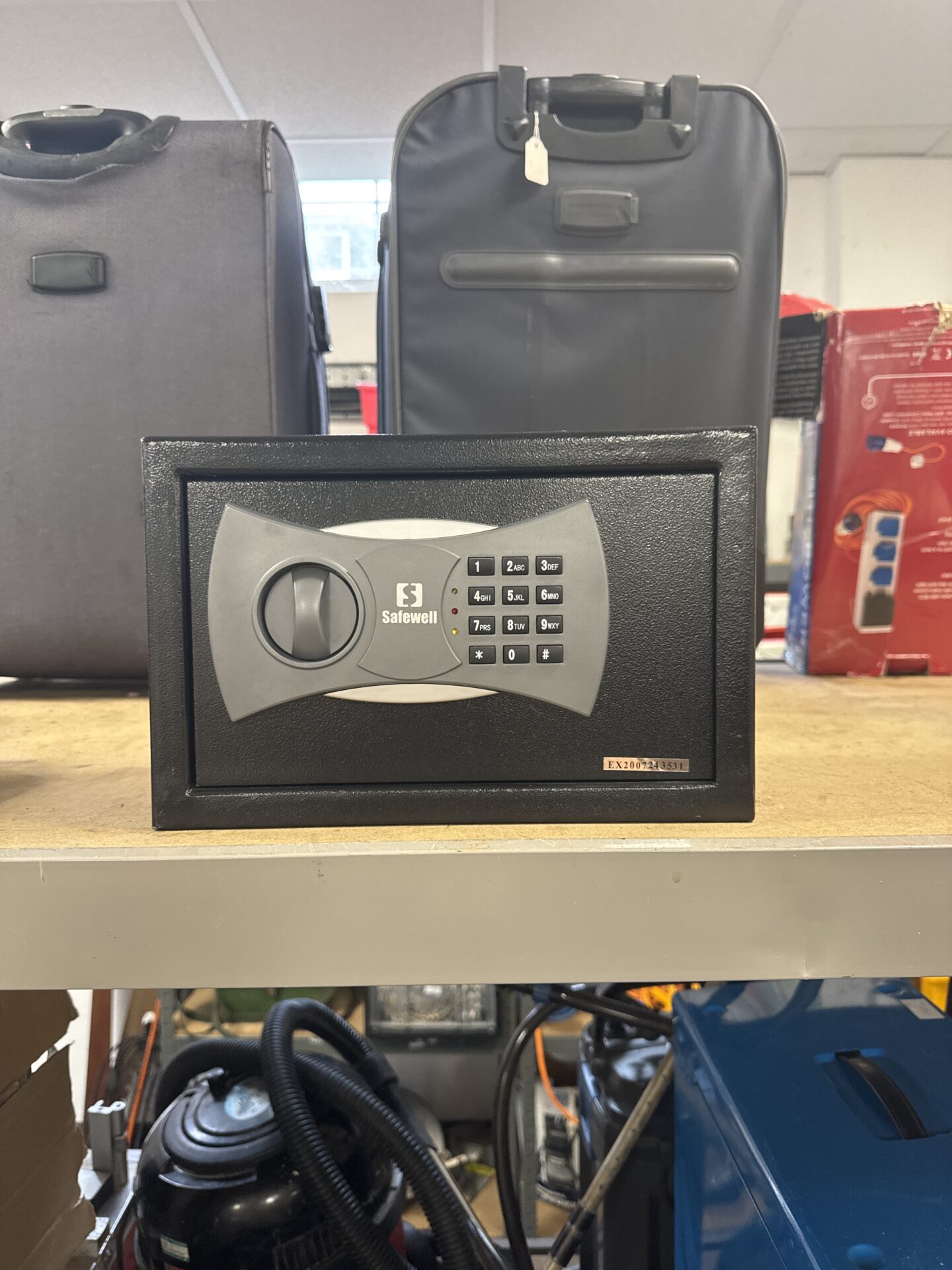 1095 Safewell personal valuables safe – key present in office