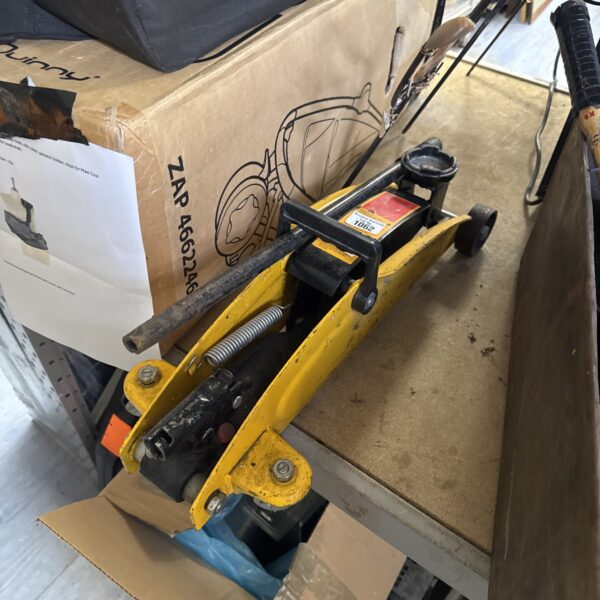 Small steel trolley jack, model ZAP 462246, for automotive use.