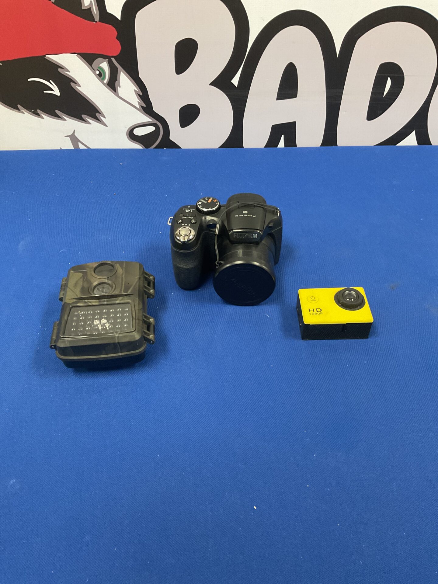 225 Fujifilm Finepix S2950 camera with trail camera and mini hd cam