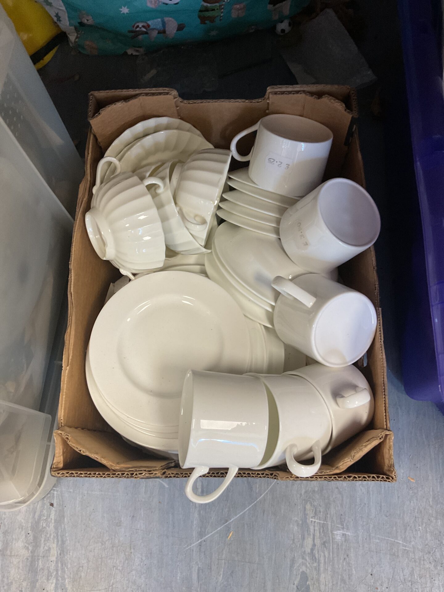 316 box of white bone China dinner service