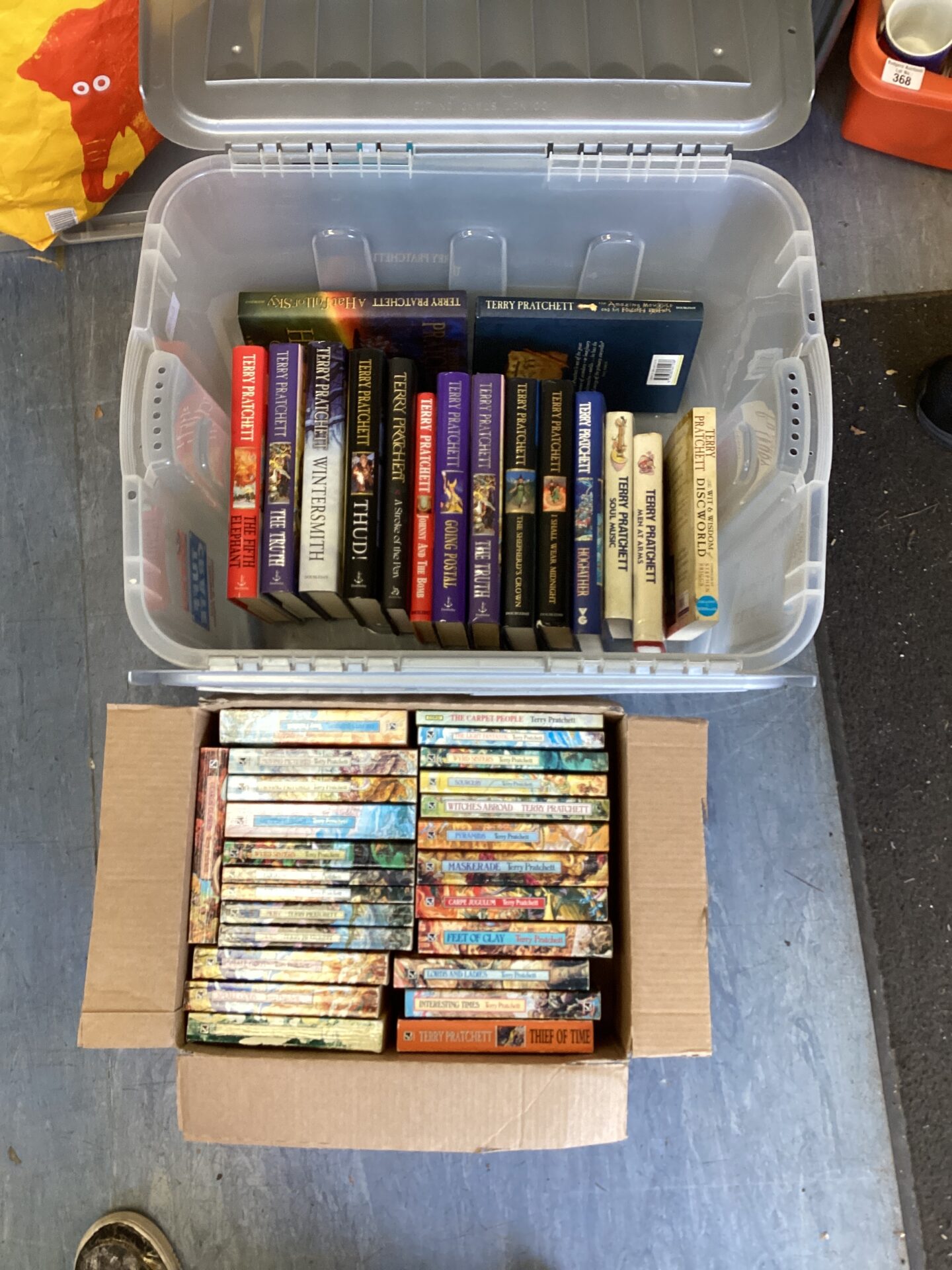 443 Large quantity of Terry Pratchett novels inc hardbacks