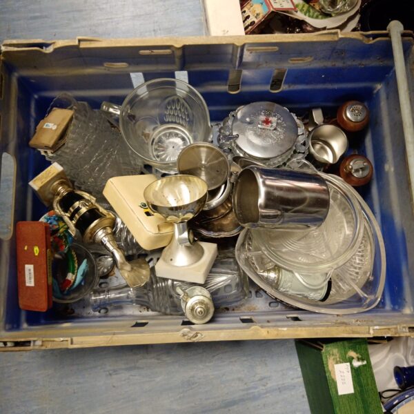 Mixed lot of vintage cut glass and sporting trophies for collectors.