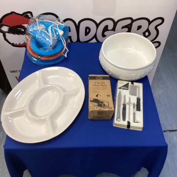 Mixed tableware lot including salad bowl, tapas plate and picnic set.