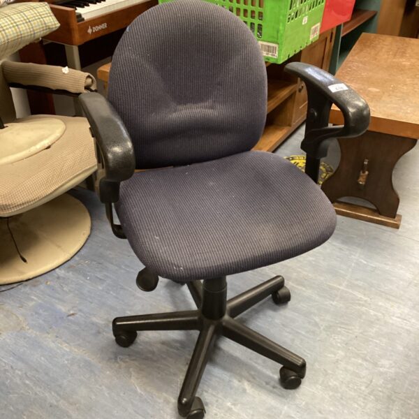 Navy blue office swivel chair with casters and adjustable height.