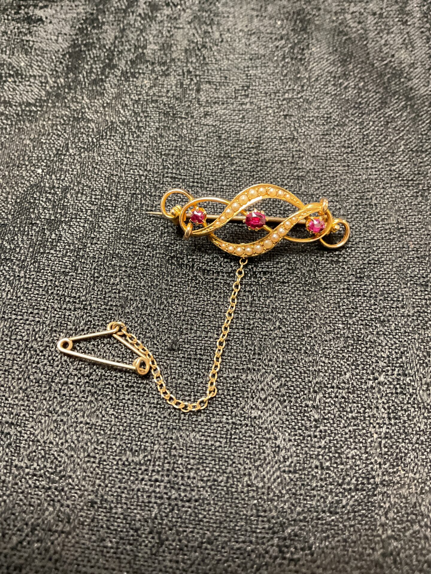 984 15 carat gold ruby and pearl brooch, 4 g