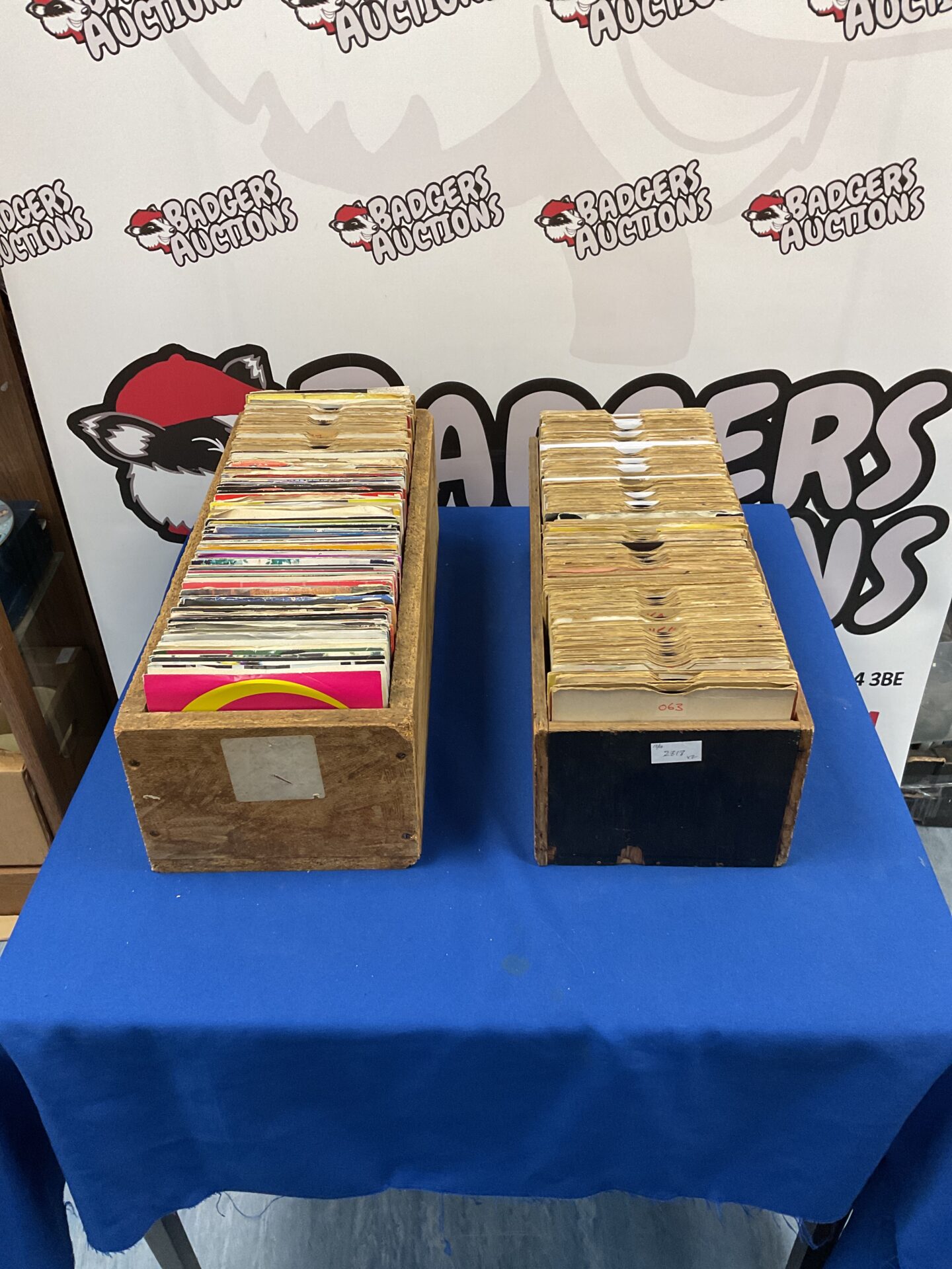 141 Collection of 7″ singles in two wood boxes incl. Pop, Rock & Various