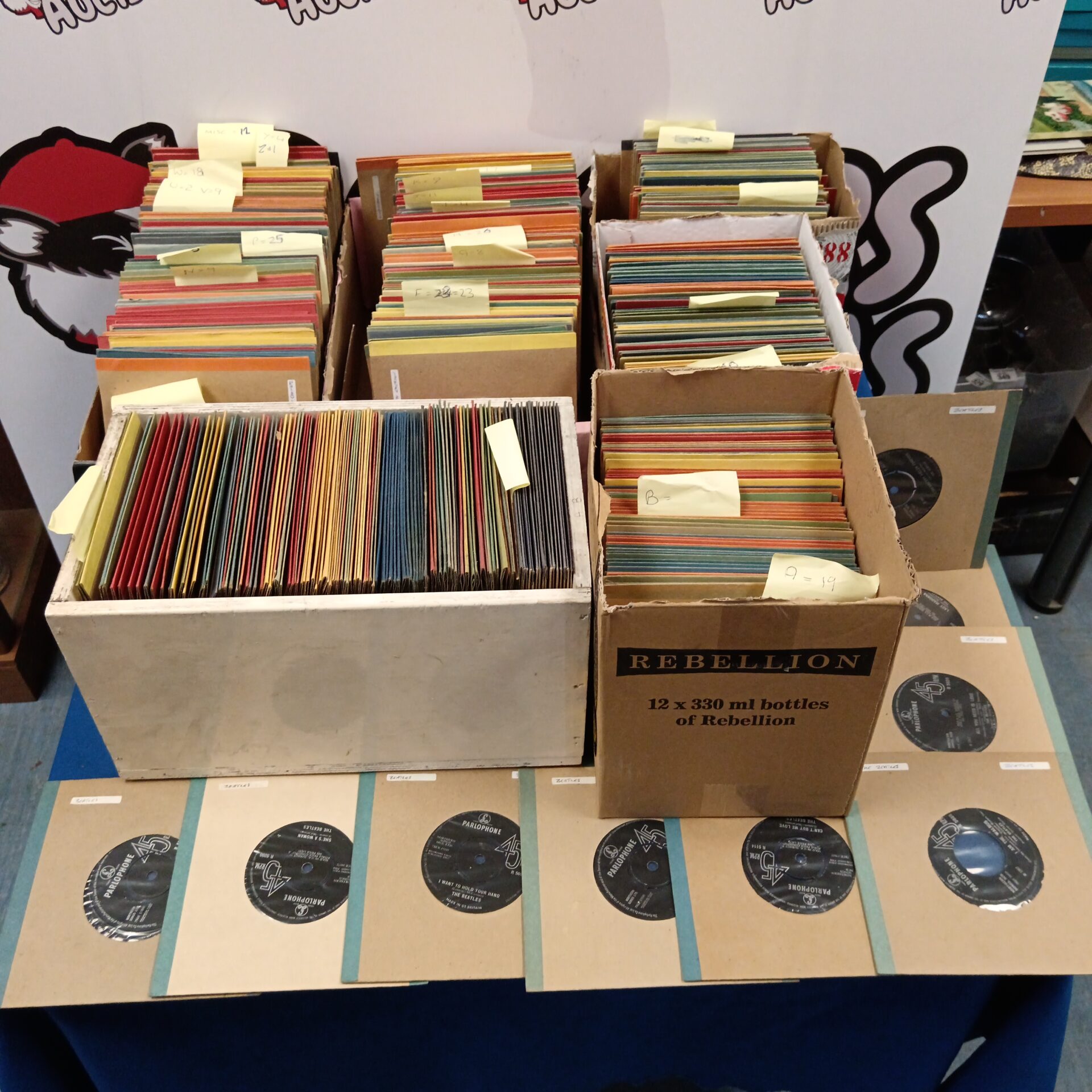 087 Large collection of 7″ single vinyl records including the Beatles