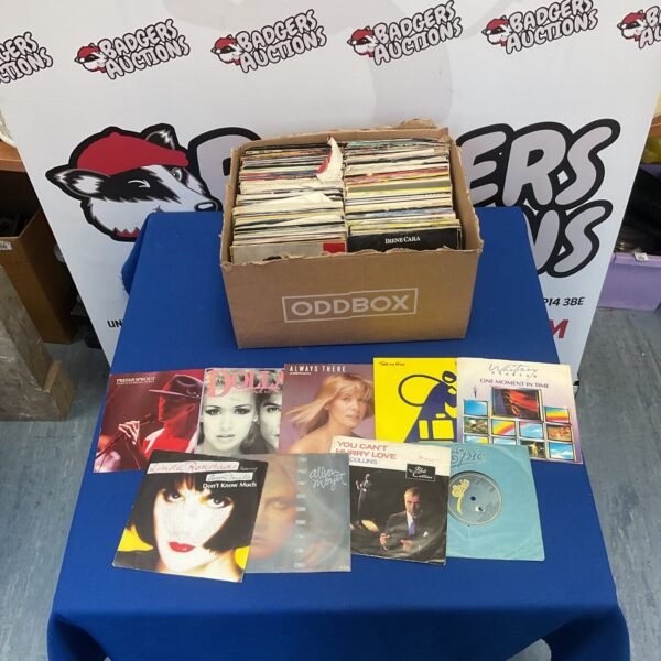Mixed lot of 7 inch vinyl singles including Michael Jackson and Whitney Houston.